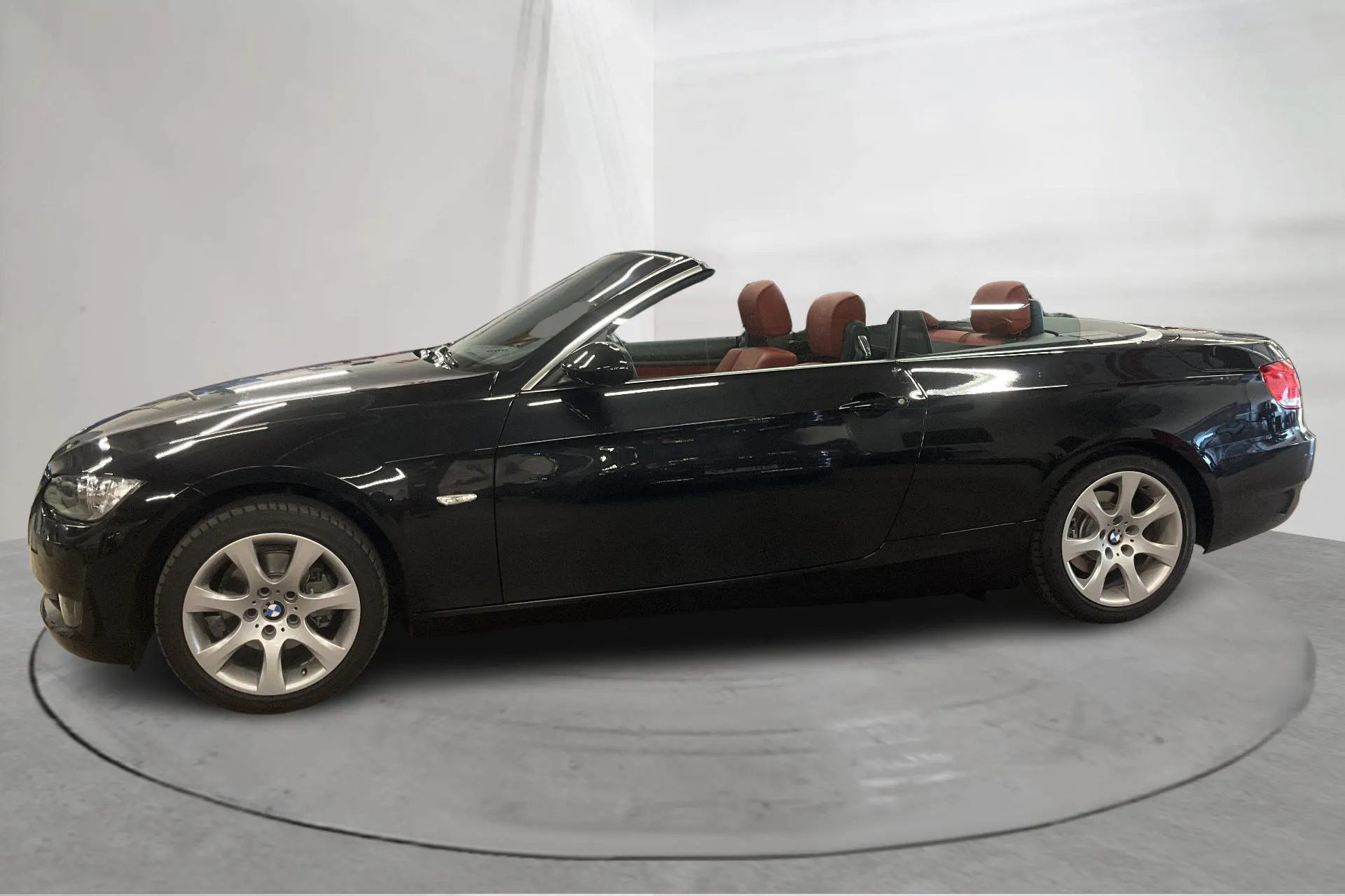 Presentation photo 2 of 15: BMW 320i Cabriolet, E93 (170hk) - 18 260 km - Manual - black - 2008