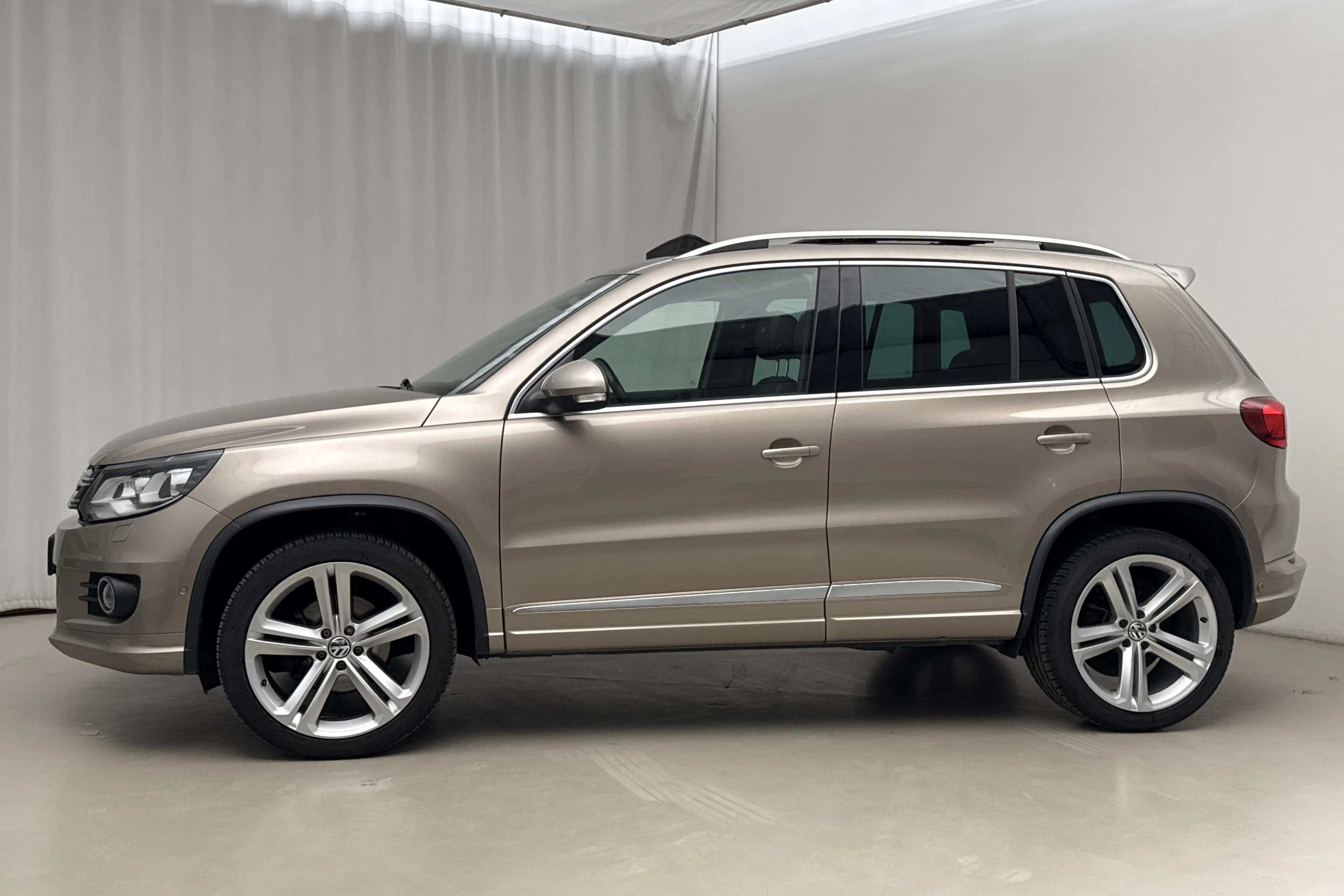 Presentationsfoto 2 av 23: VW Tiguan 2.0 TDI 4MOTION BlueMotion Technology (184hk) - 9 945 mil - Automat - Light Brown - 2016