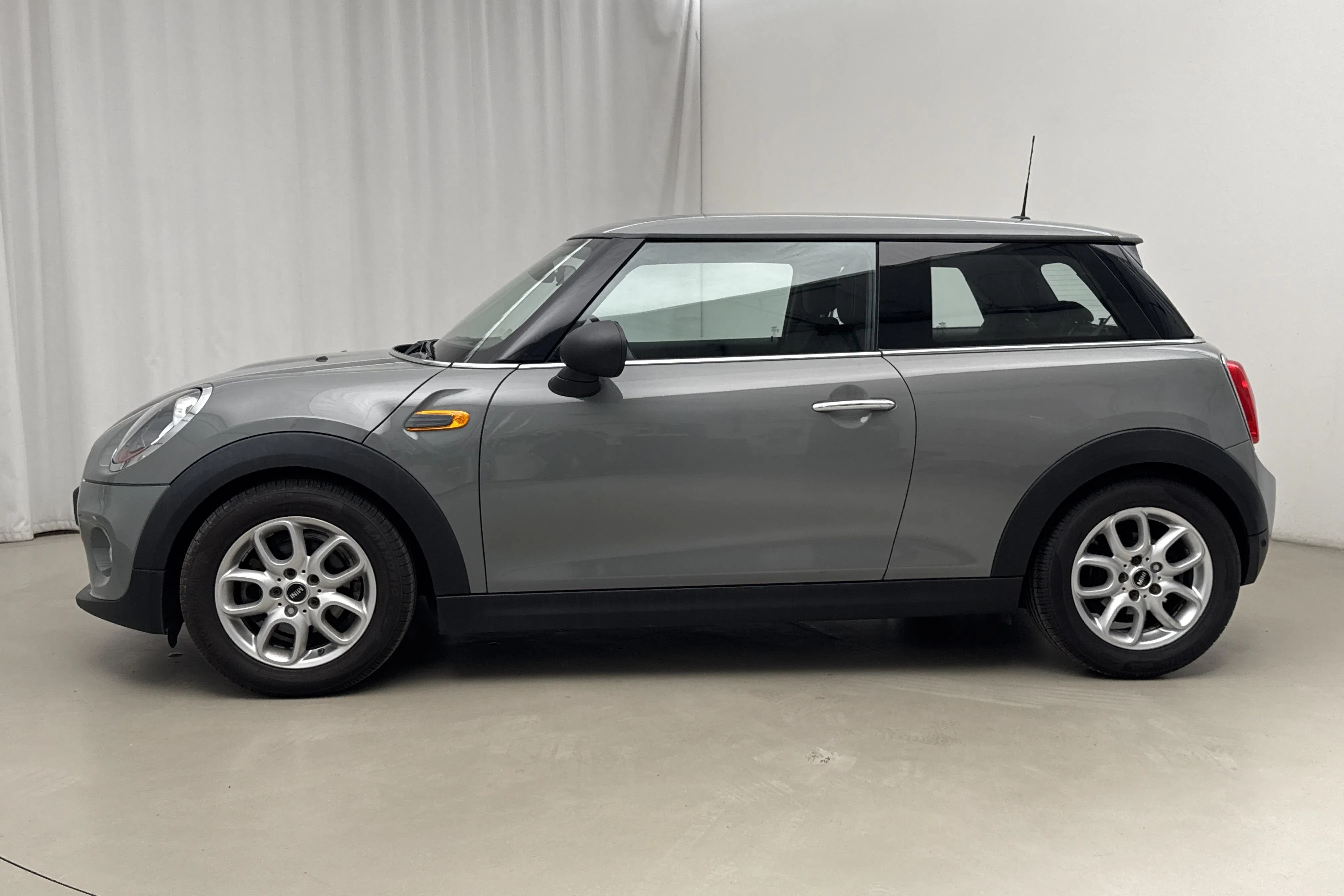 Presentationsfoto 2 av 15: MINI One 3dr (102hk) - 9 703 mil - Manuell - grå - 2016