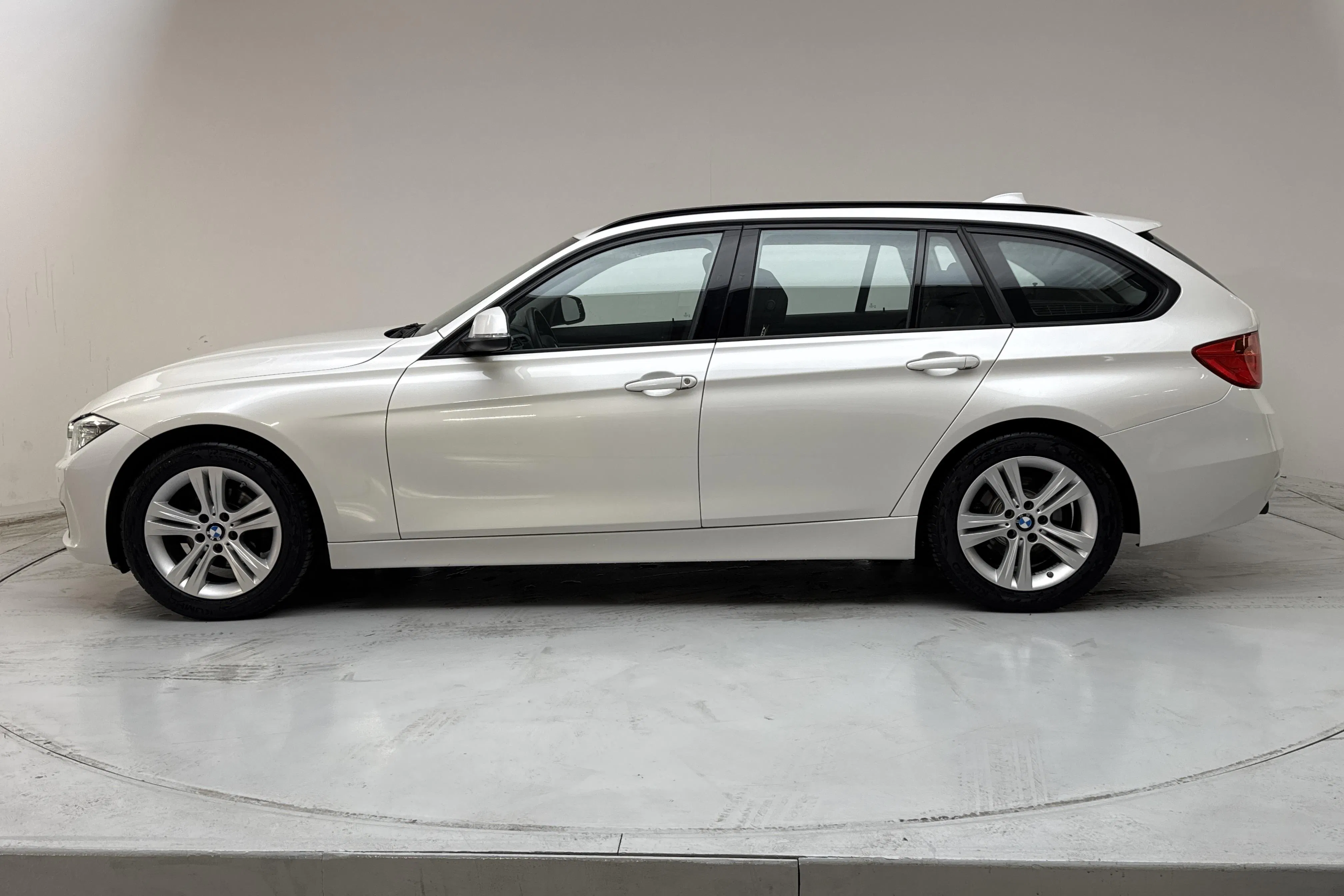 Presentationsfoto 2 av 12: BMW 318d xDrive Touring, F31 (143hk) - 20 643 mil - Manuell - vit - 2014