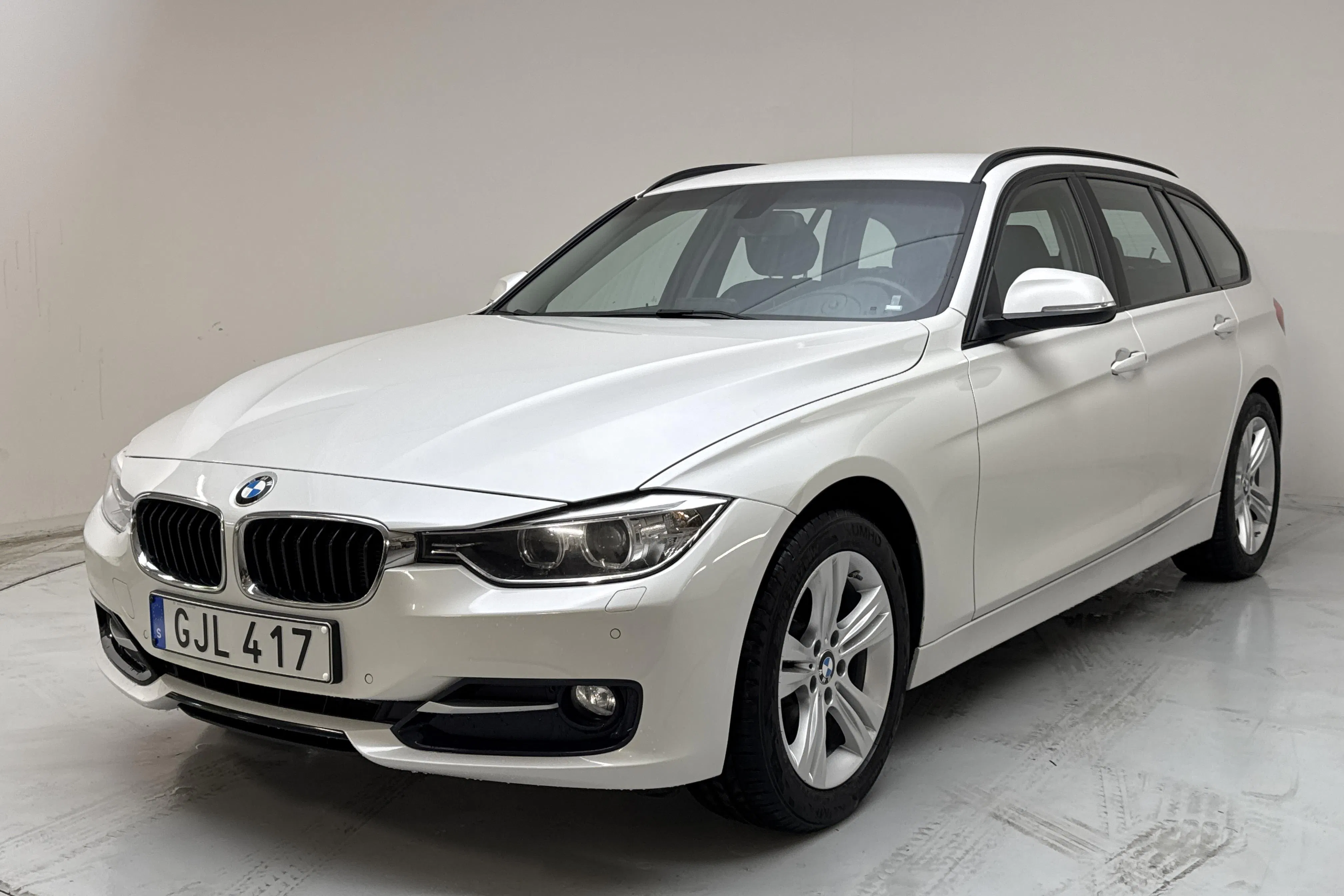 Presentationsfoto 1 av 12: BMW 318d xDrive Touring, F31 (143hk) - 20 643 mil - Manuell - vit - 2014
