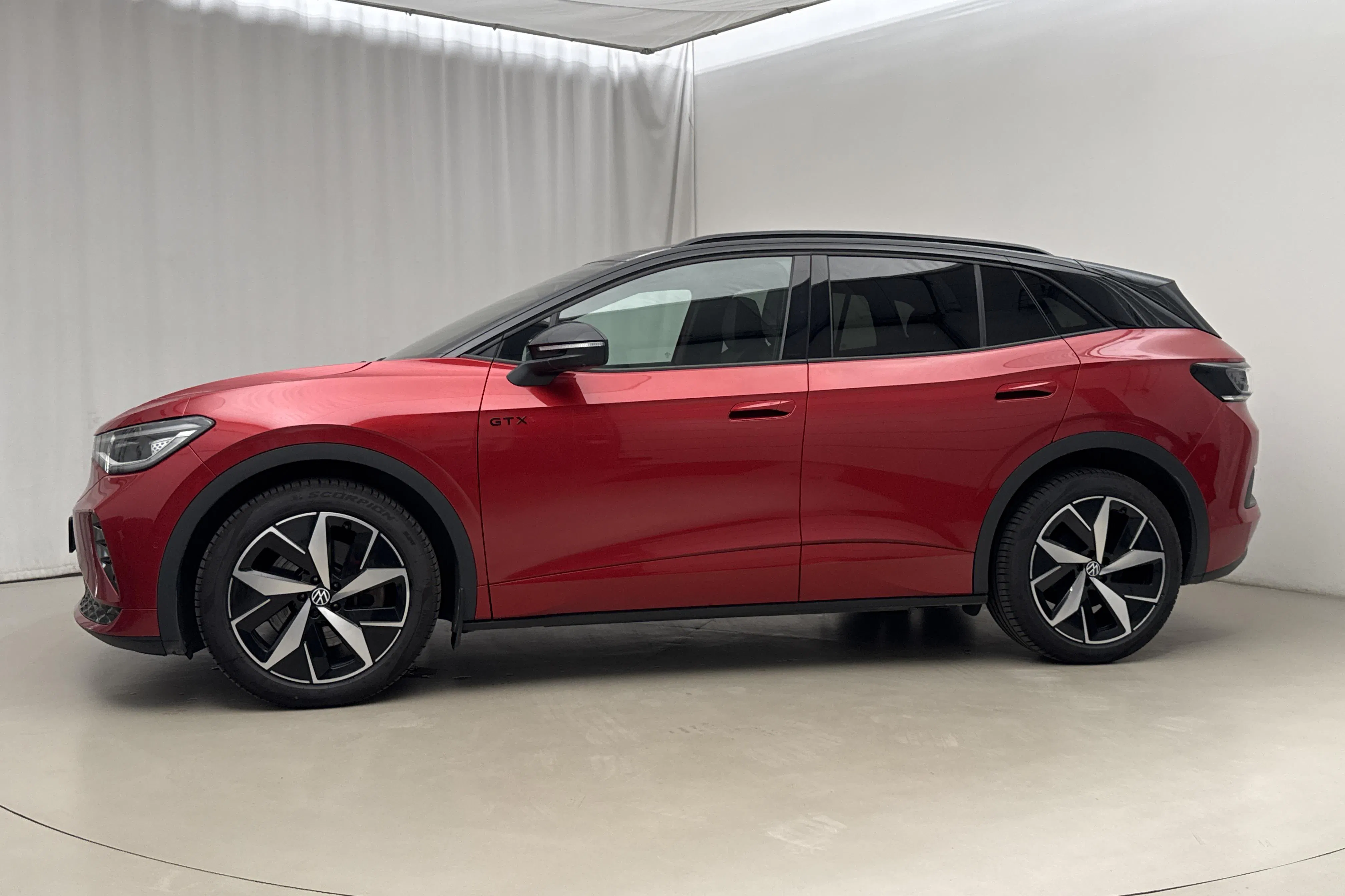 Presentationsfoto 2 av 22: VW ID.4 GTX 77kWh AWD (299hk) - 6 804 mil - Automat - Mörkröd - 2023