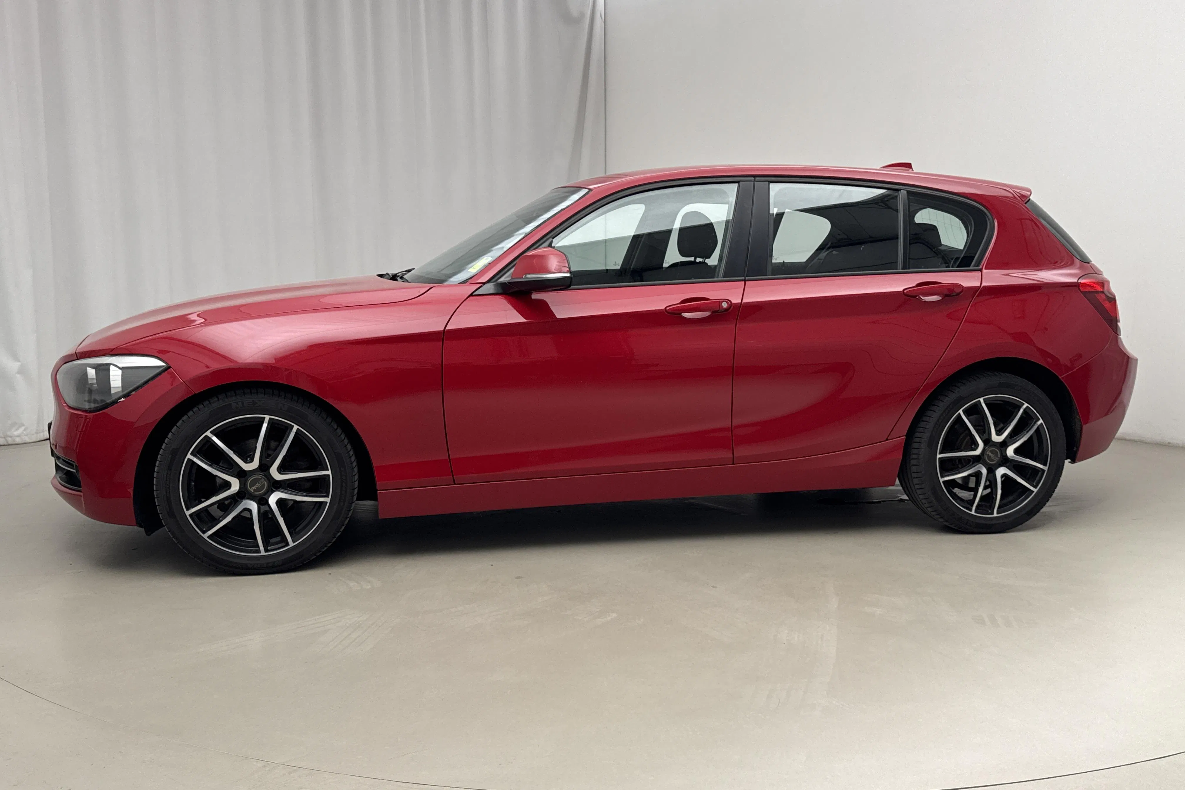 Presentationsfoto 2 av 16: BMW 116i 5dr, F20 (136hk) - 14 185 mil - Manuell - röd - 2013