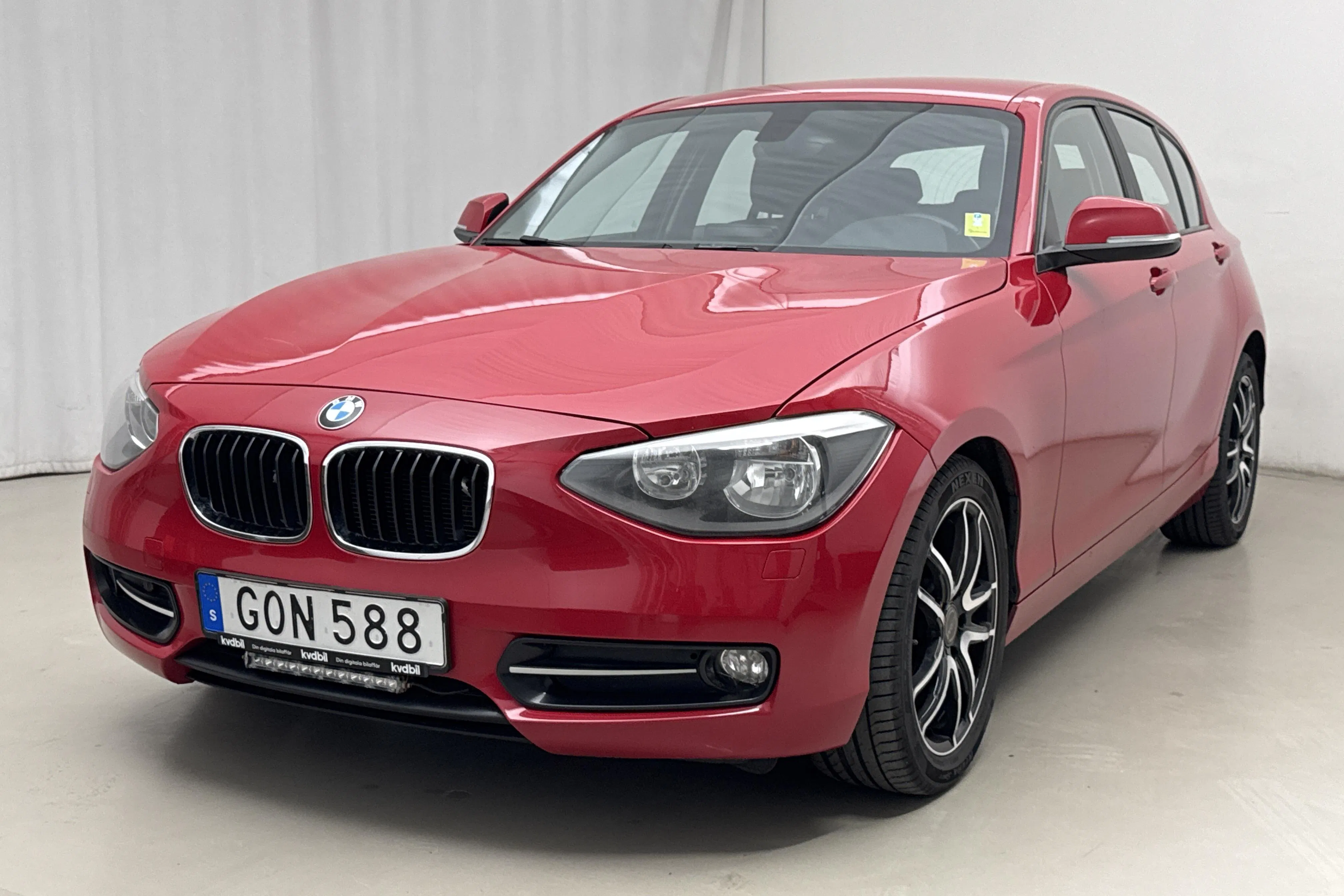 Presentationsfoto 1 av 16: BMW 116i 5dr, F20 (136hk) - 14 185 mil - Manuell - röd - 2013