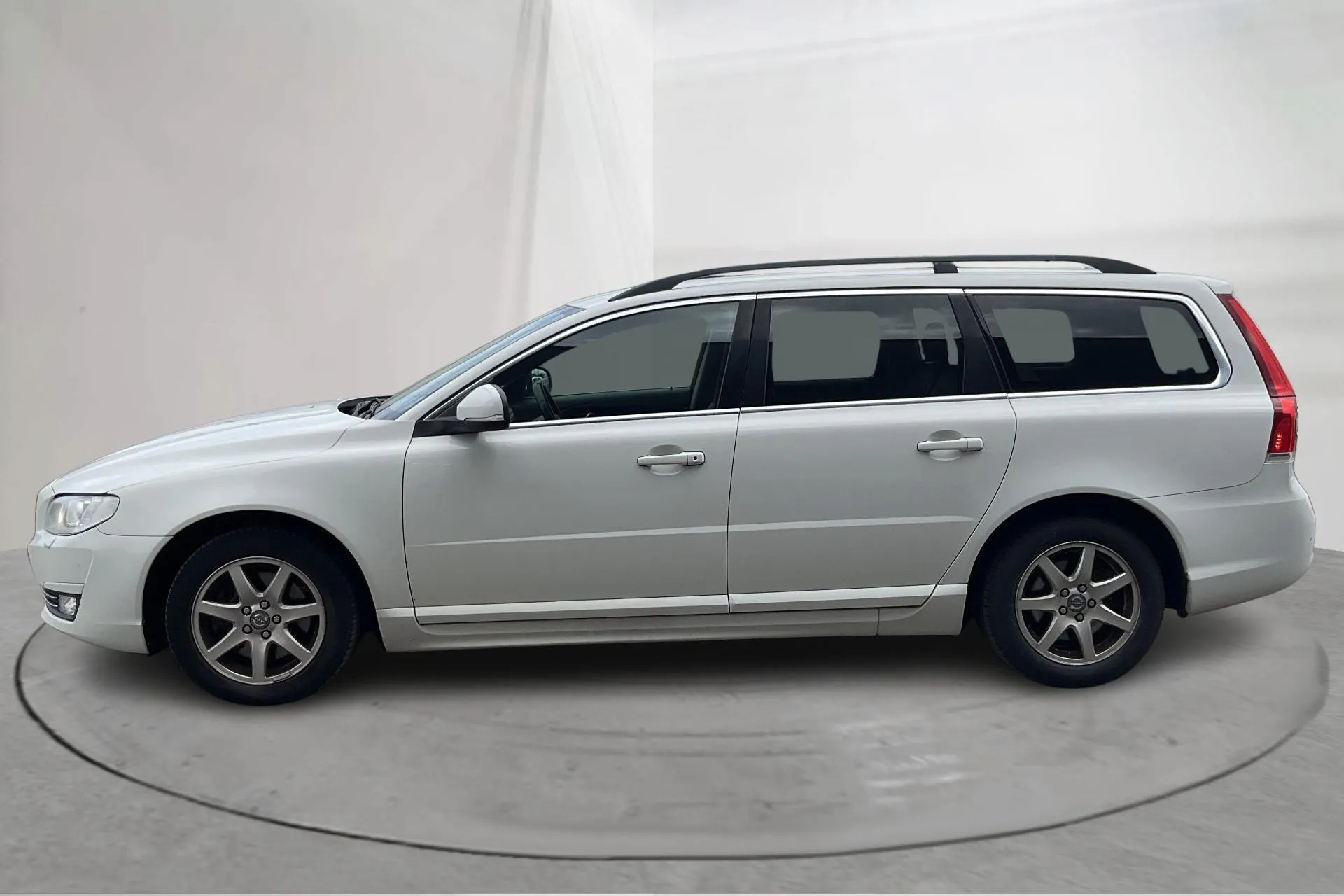 Presentationsfoto 2 av 16: Volvo V70 II D4 AWD (181hk) - 24 097 mil - Automat - vit - 2015