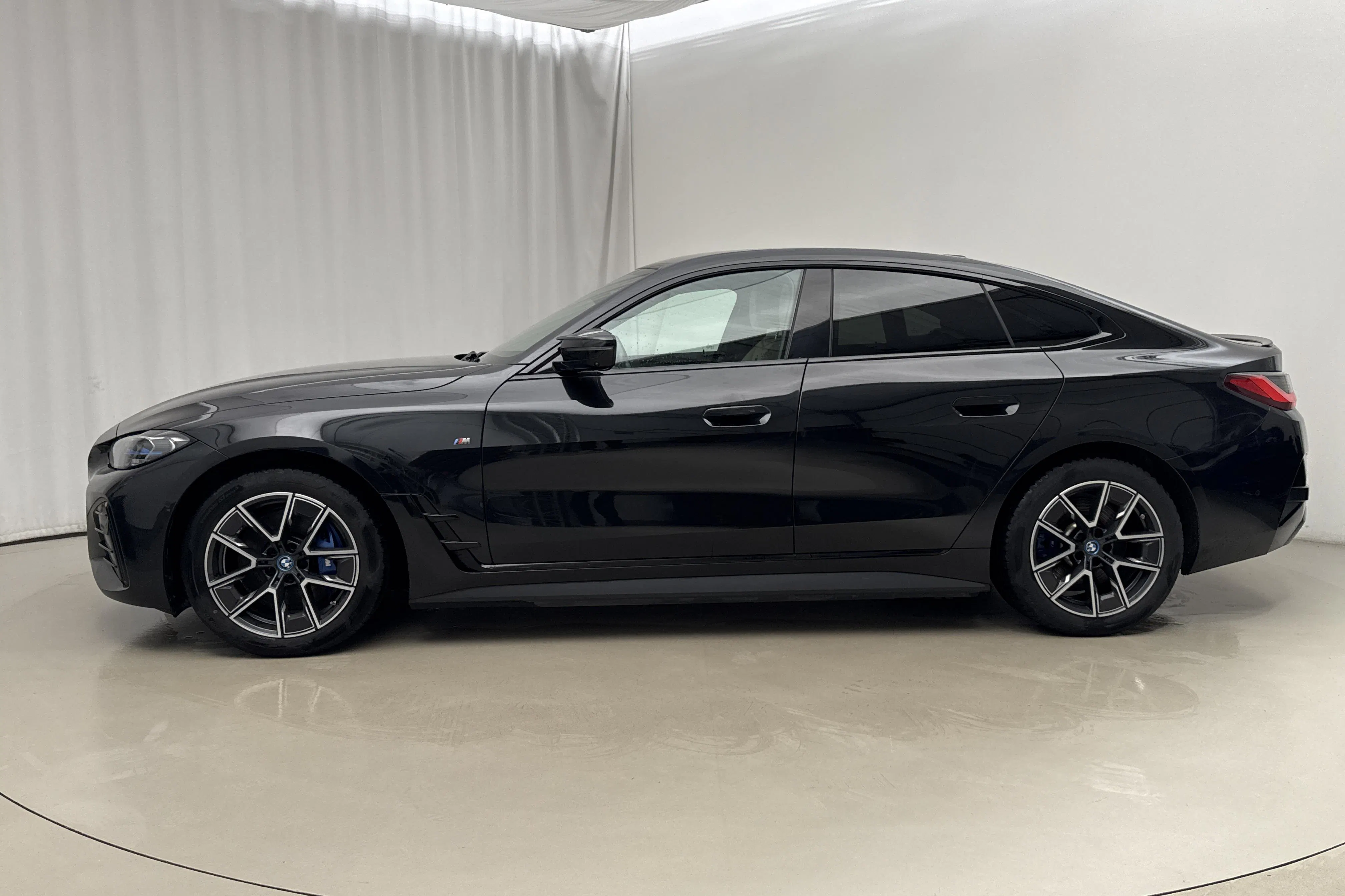 Presentationsfoto 2 av 22: BMW i4 M50 xDrive, G26 (544hk) - 7 598 mil - Automat - svart - 2024