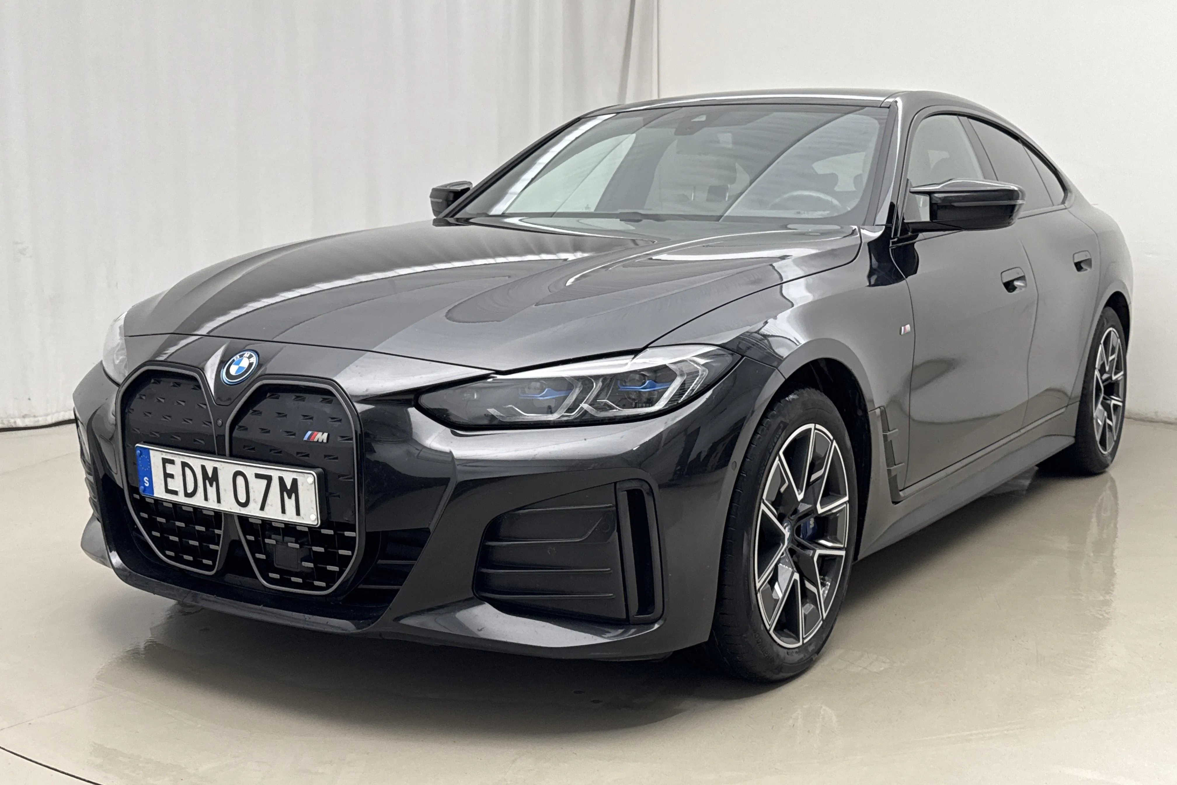 Presentationsfoto 1 av 22: BMW i4 M50 xDrive, G26 (544hk) - 7 598 mil - Automat - svart - 2024