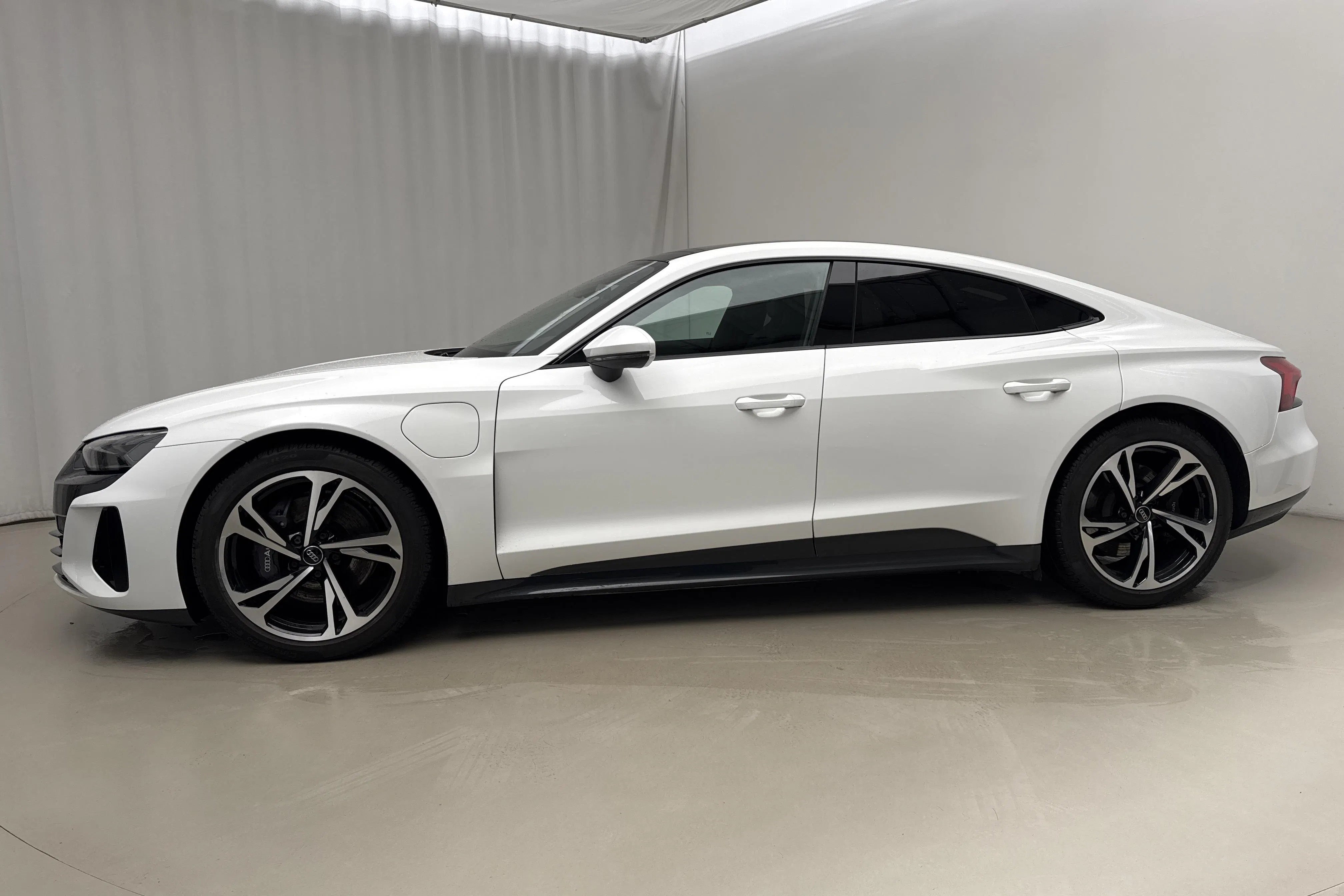 Presentationsfoto 2 av 29: Audi e-tron GT 60 quattro (476hk) - 5 839 mil - Automat - vit - 2022