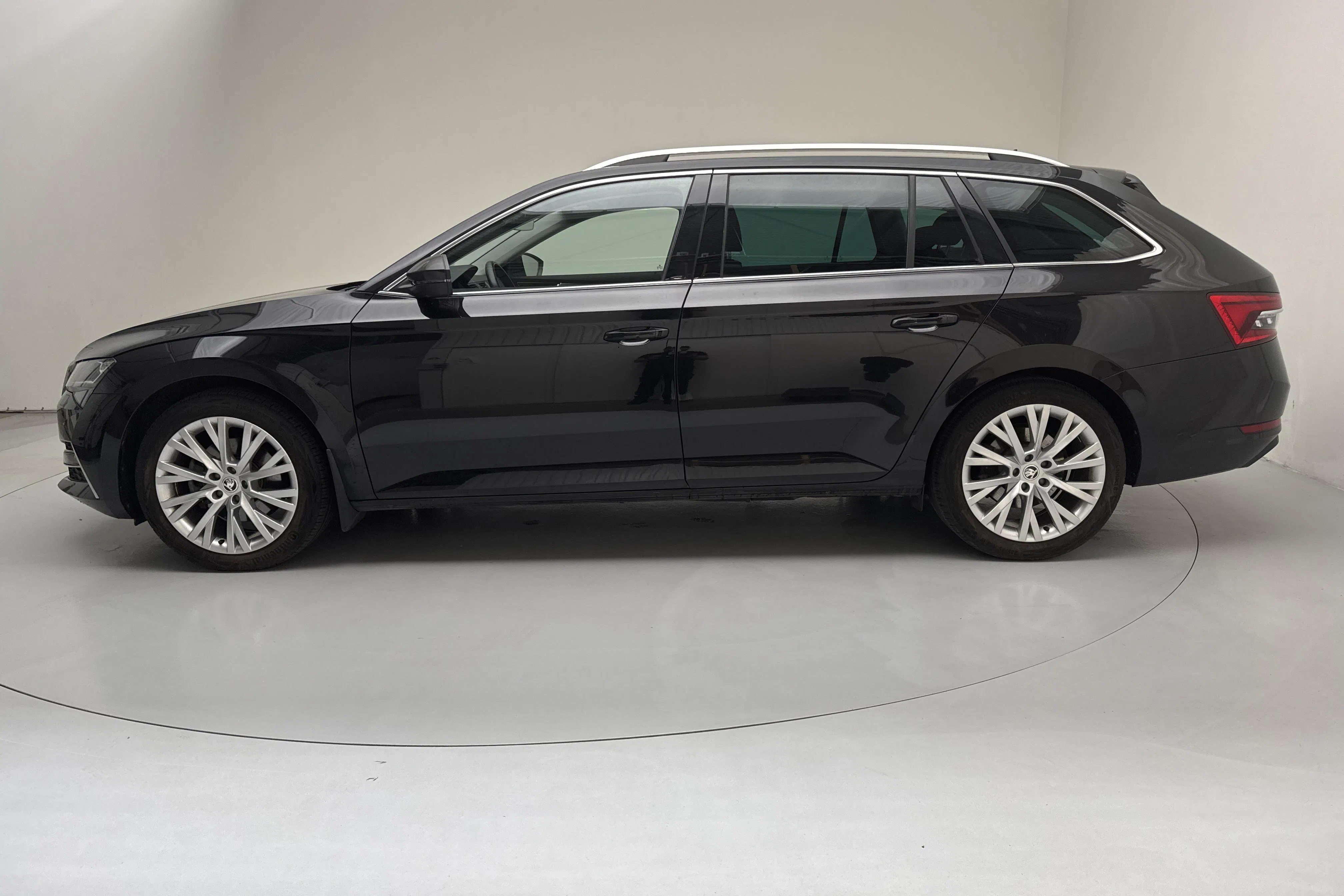 Presentation photo 2 of 16: Skoda Superb 1.4 TSI PHEV Kombi (218hk) - 90 350 km - Automatic - black - 2024