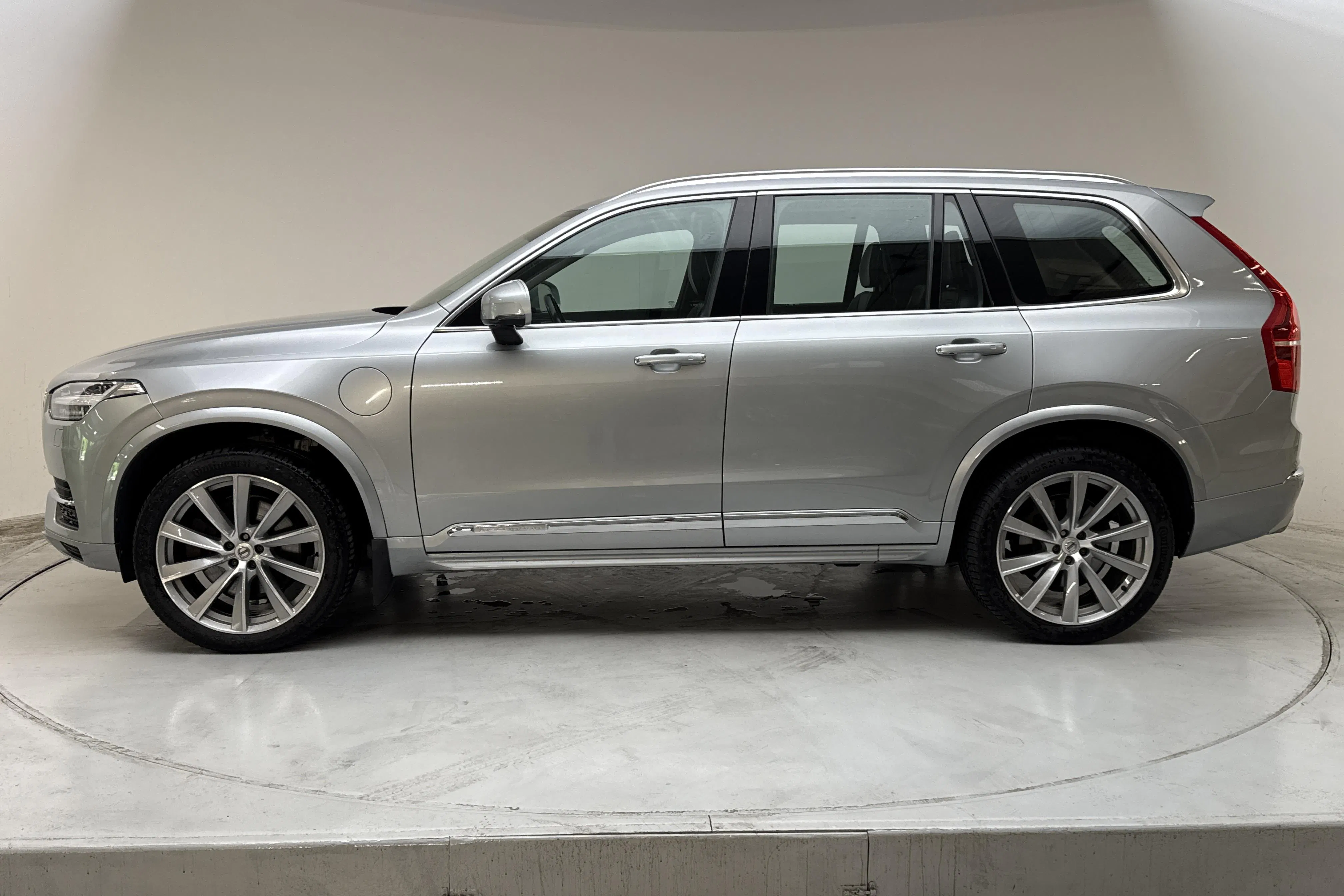Presentationsfoto 2 av 21: Volvo XC90 T8 AWD Twin Engine (400hk) - 17 740 mil - Automat - silver - 2017