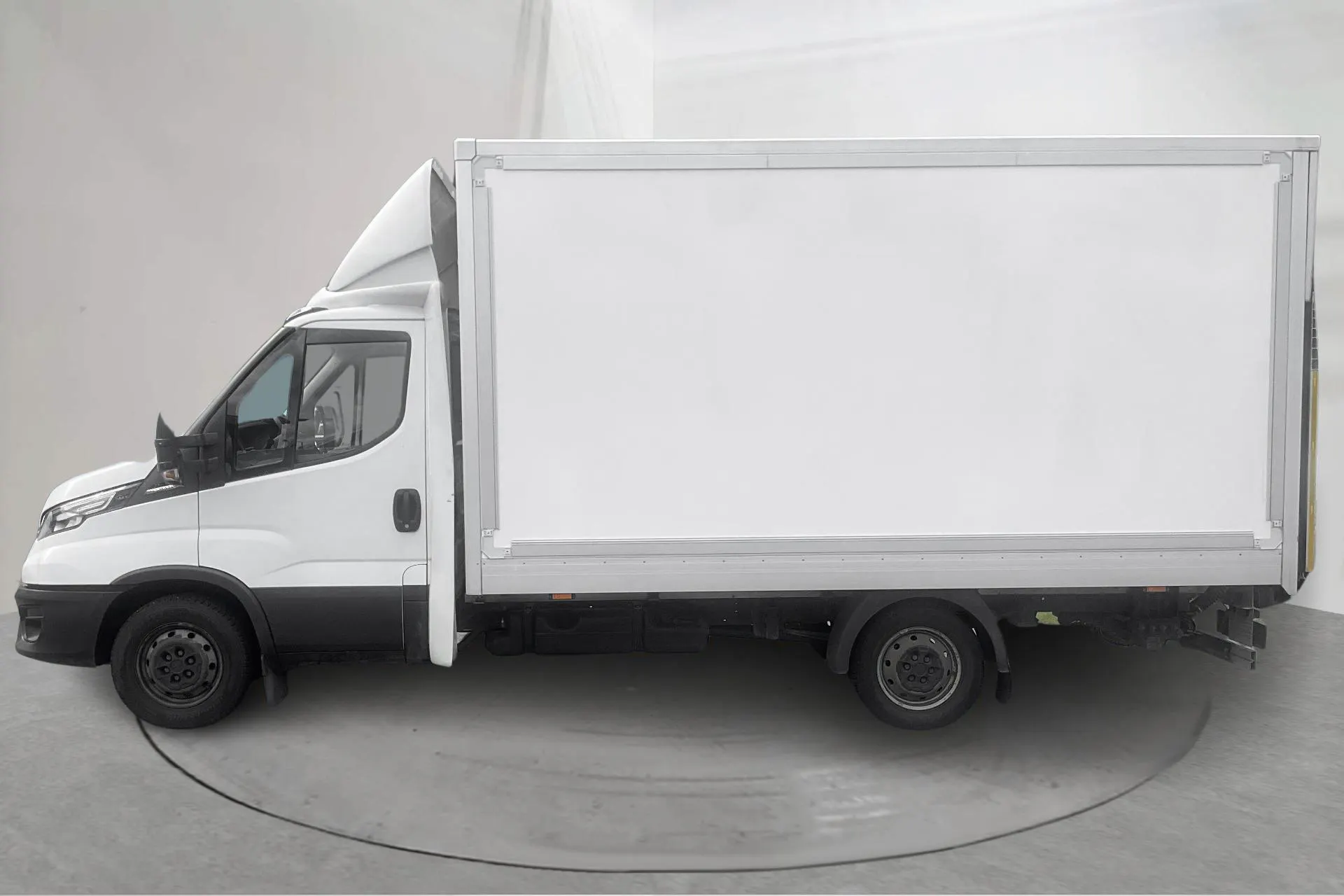 Presentation photo 2 of 12: Iveco Daily 35 2.3 Volymskåp (156hk) - 34 270 km - Automatic - white - 2023