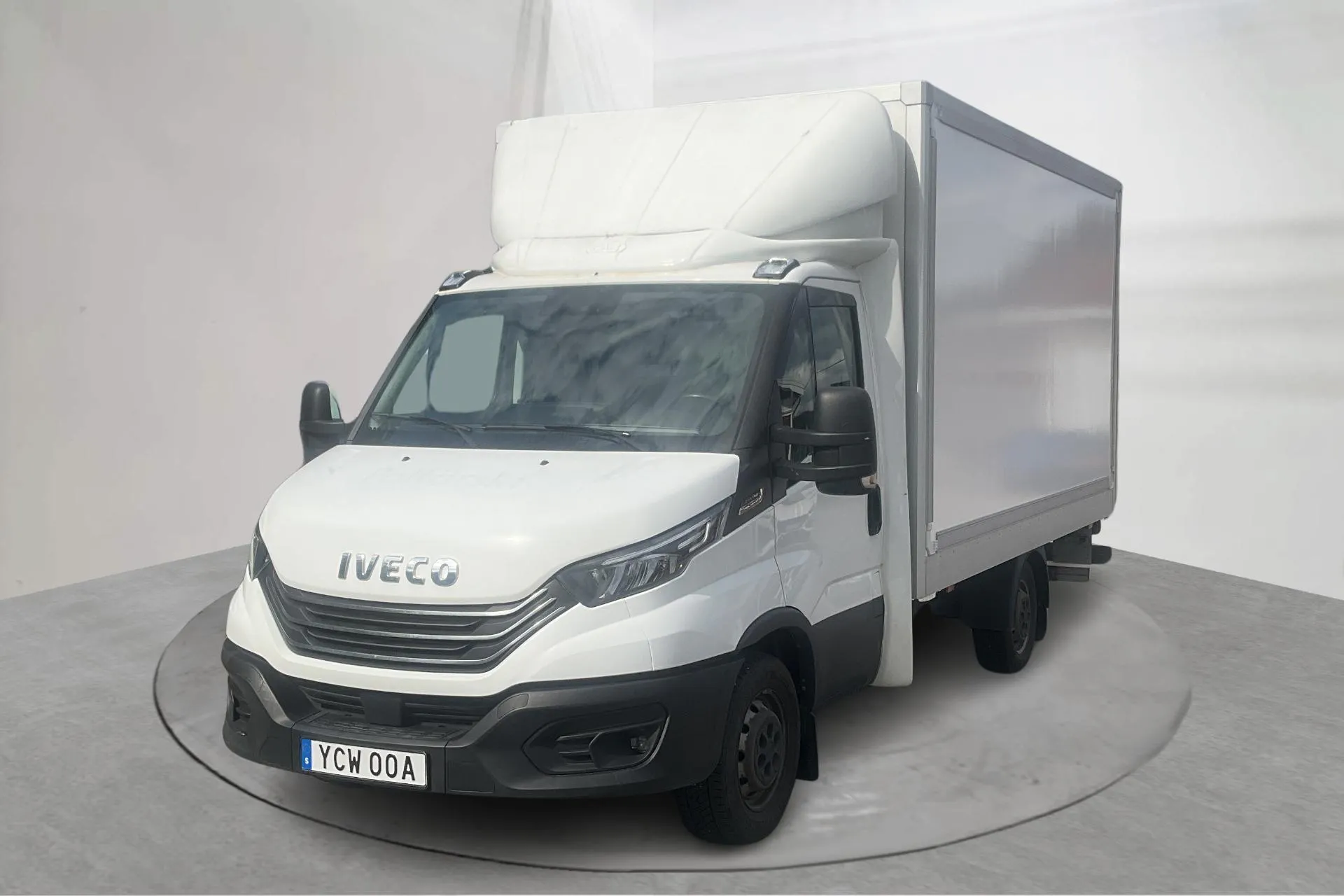 Presentation photo 1 of 12: Iveco Daily 35 2.3 Volymskåp (156hk) - 34 270 km - Automatic - white - 2023
