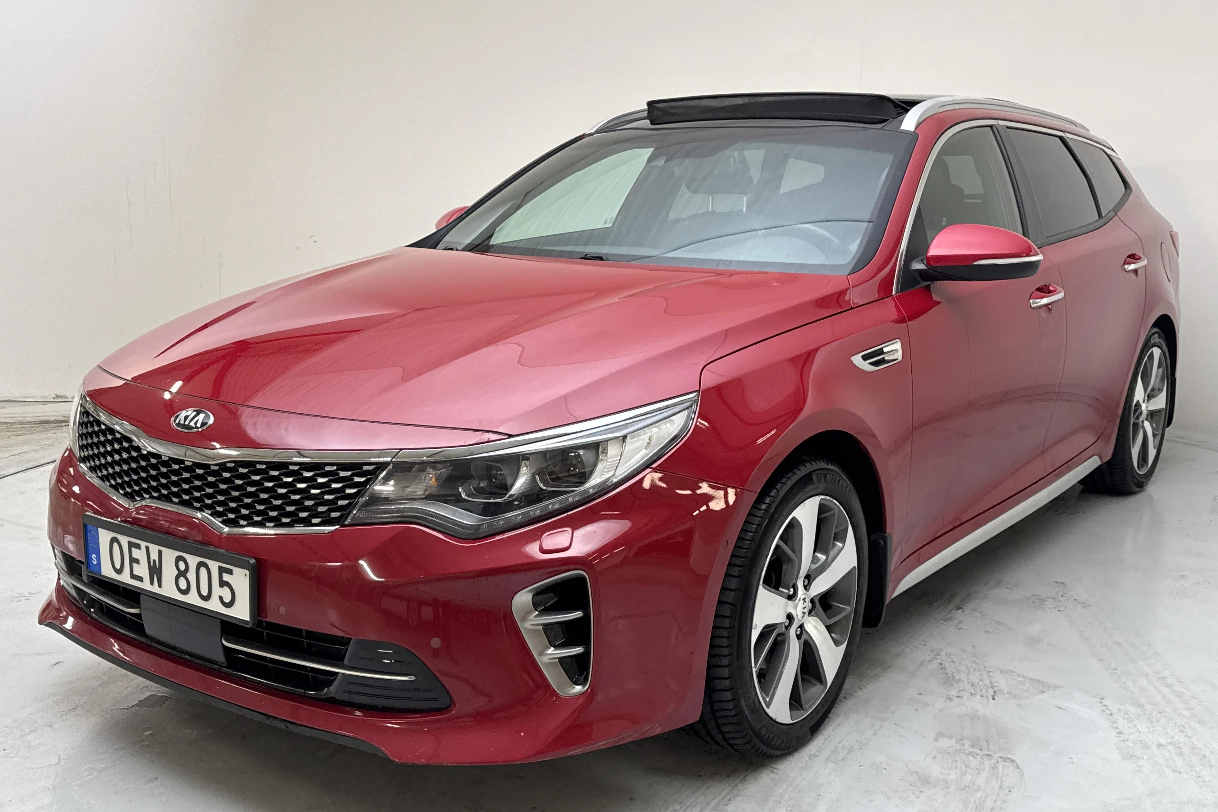 Presentationsfoto 1 av 17: KIA Optima 1.7 CRDi SW (141hk) - 15 920 mil - Automat - röd - 2017