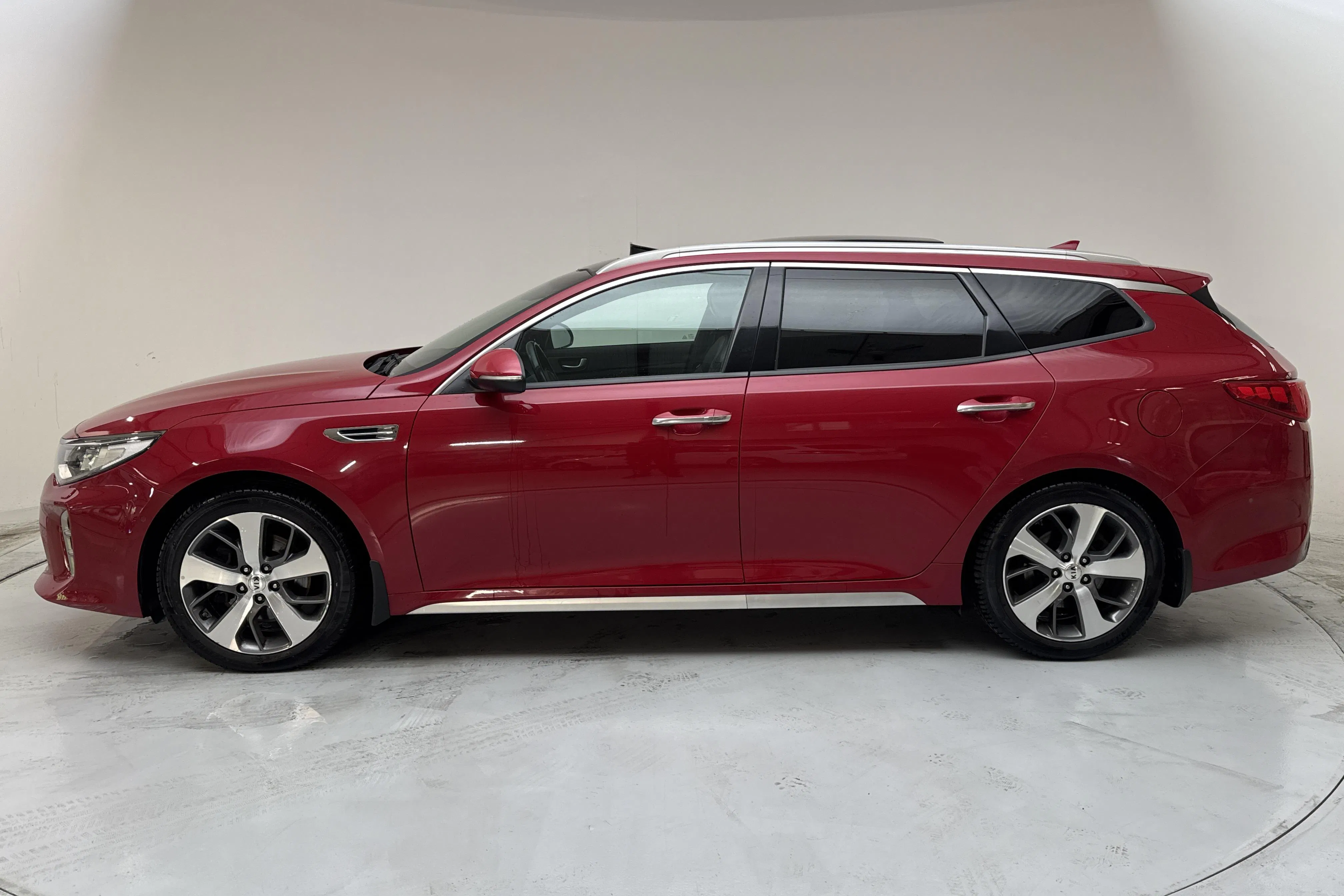 Presentationsfoto 2 av 17: KIA Optima 1.7 CRDi SW (141hk) - 15 920 mil - Automat - röd - 2017