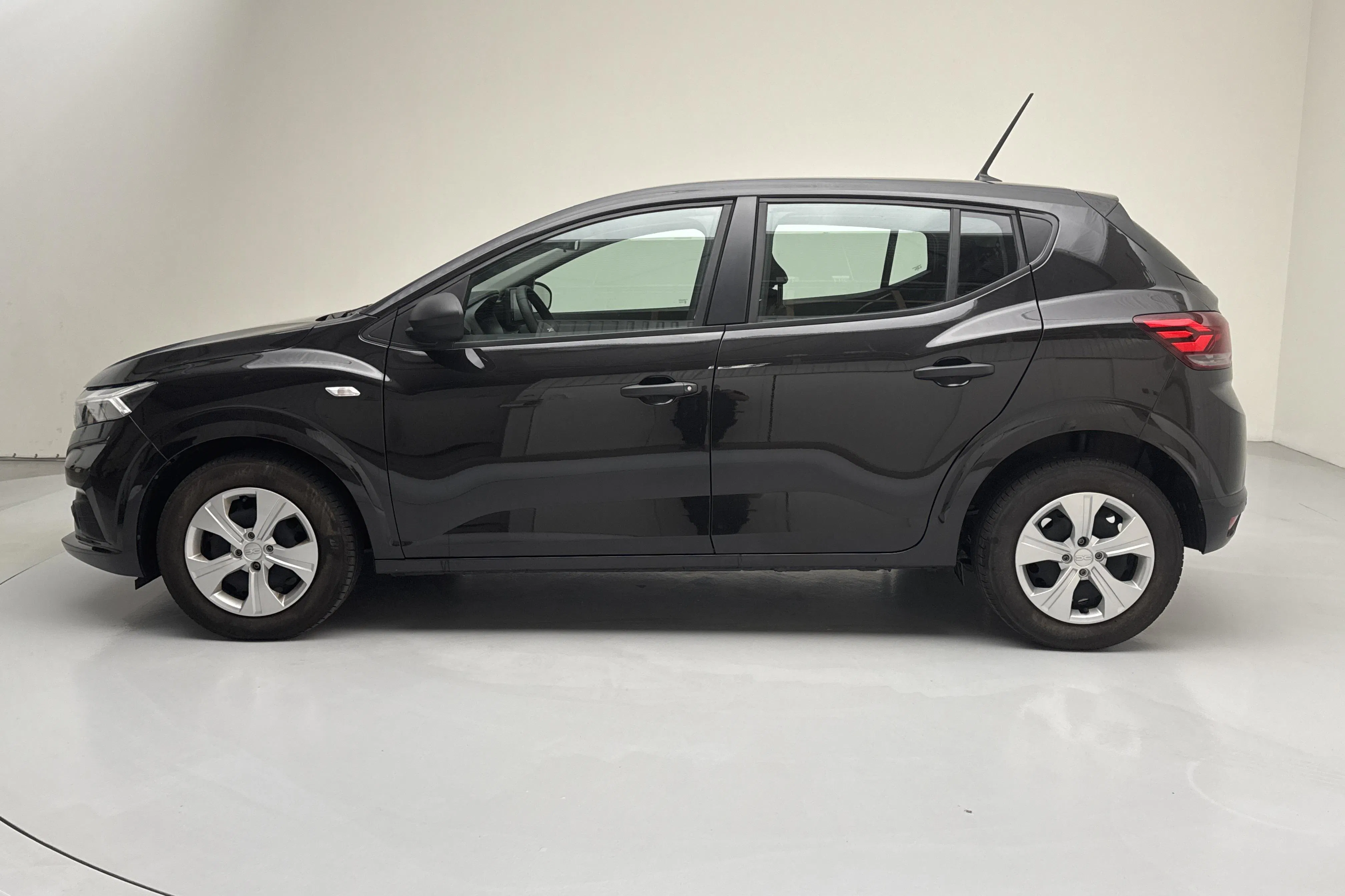 Presentation photo 2 of 11: Dacia Sandero 1.0 TCe (90hk) - 15 070 km - Manual - black - 2025