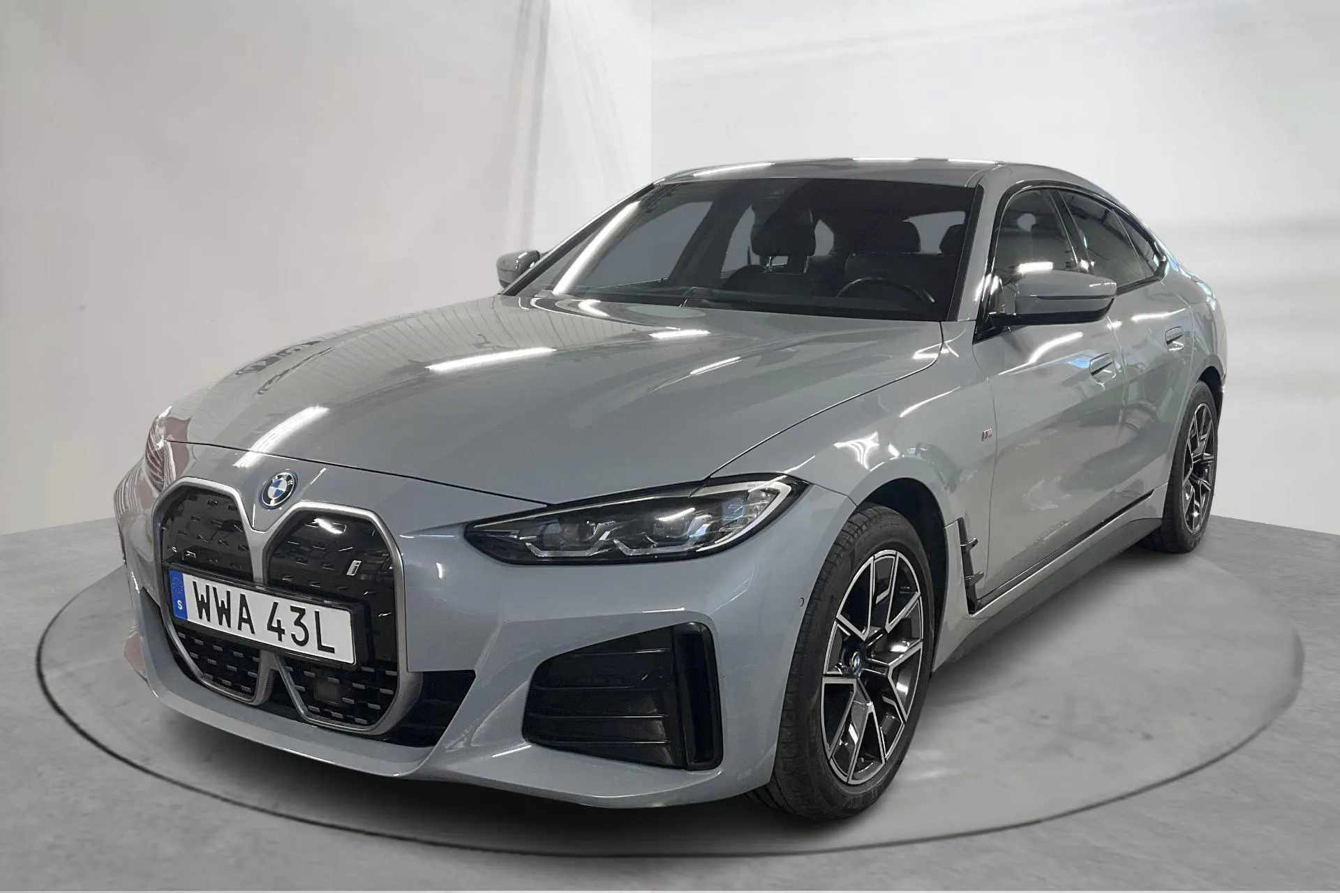Presentationsfoto 1 av 21: BMW i4 eDrive40, G26 (340hk) - 7 848 mil - Automat - grå - 2024