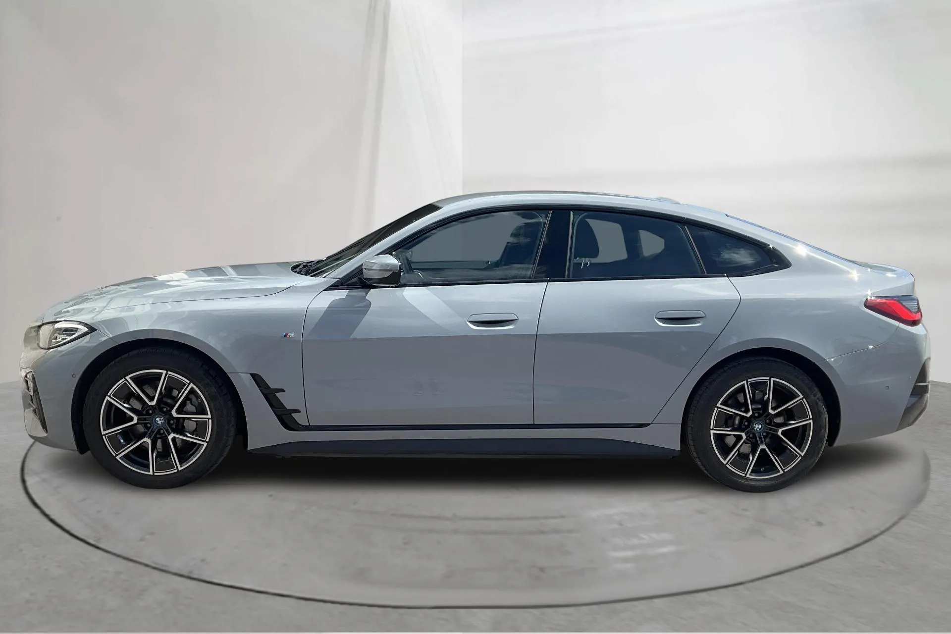 Presentationsfoto 2 av 21: BMW i4 eDrive40, G26 (340hk) - 7 848 mil - Automat - grå - 2024