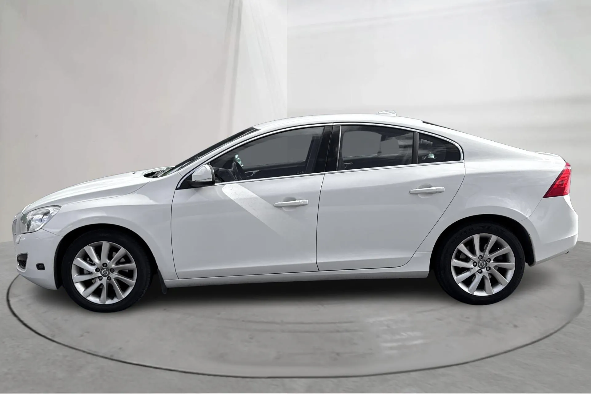 Presentationsfoto 2 av 12: Volvo S60 T3 (150hk) - 11 978 mil - Manuell - vit - 2012