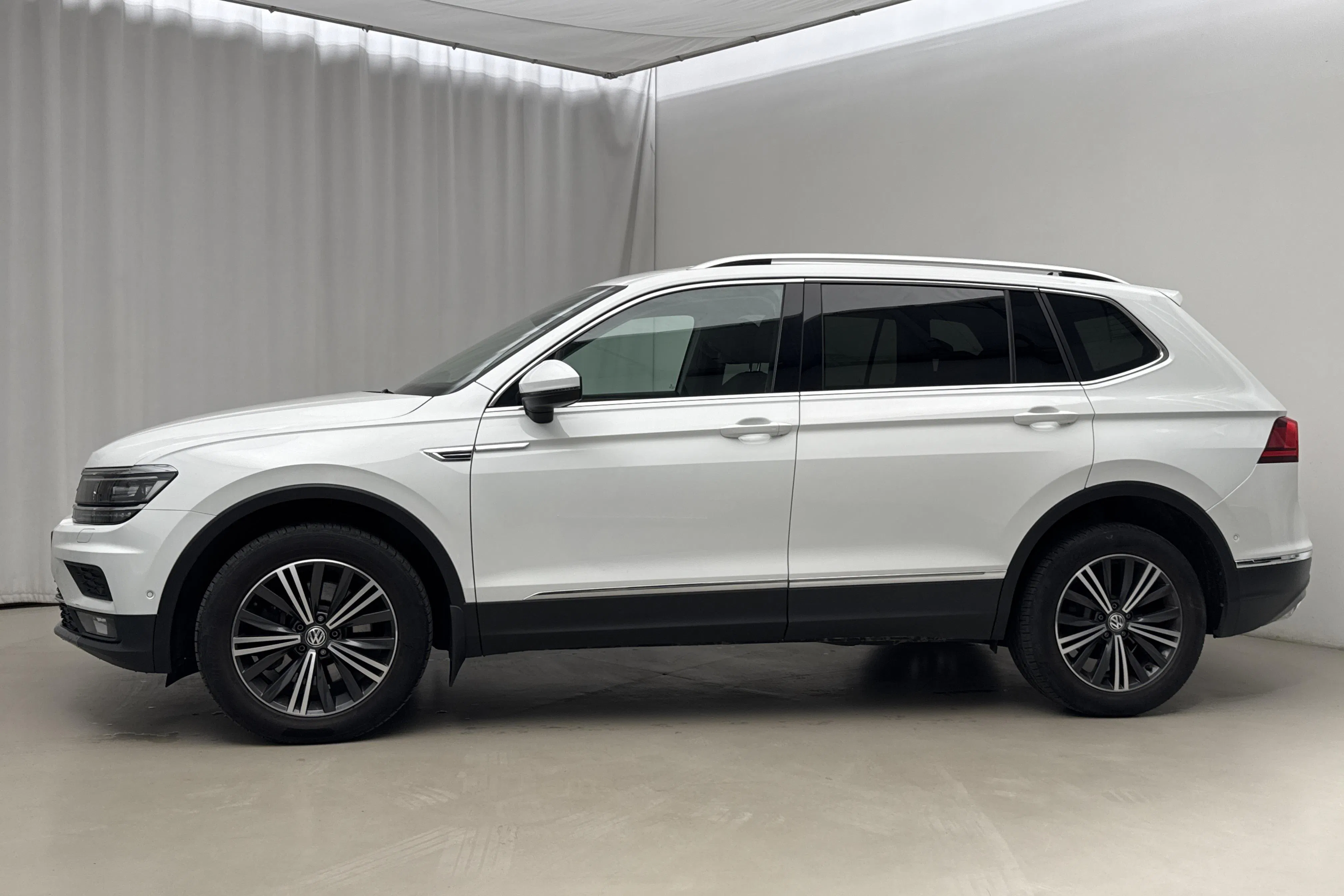 Presentationsfoto 2 av 22: VW Tiguan Allspace 2.0 TDI 4MOTION (190hk) - 10 489 mil - Automat - vit - 2019