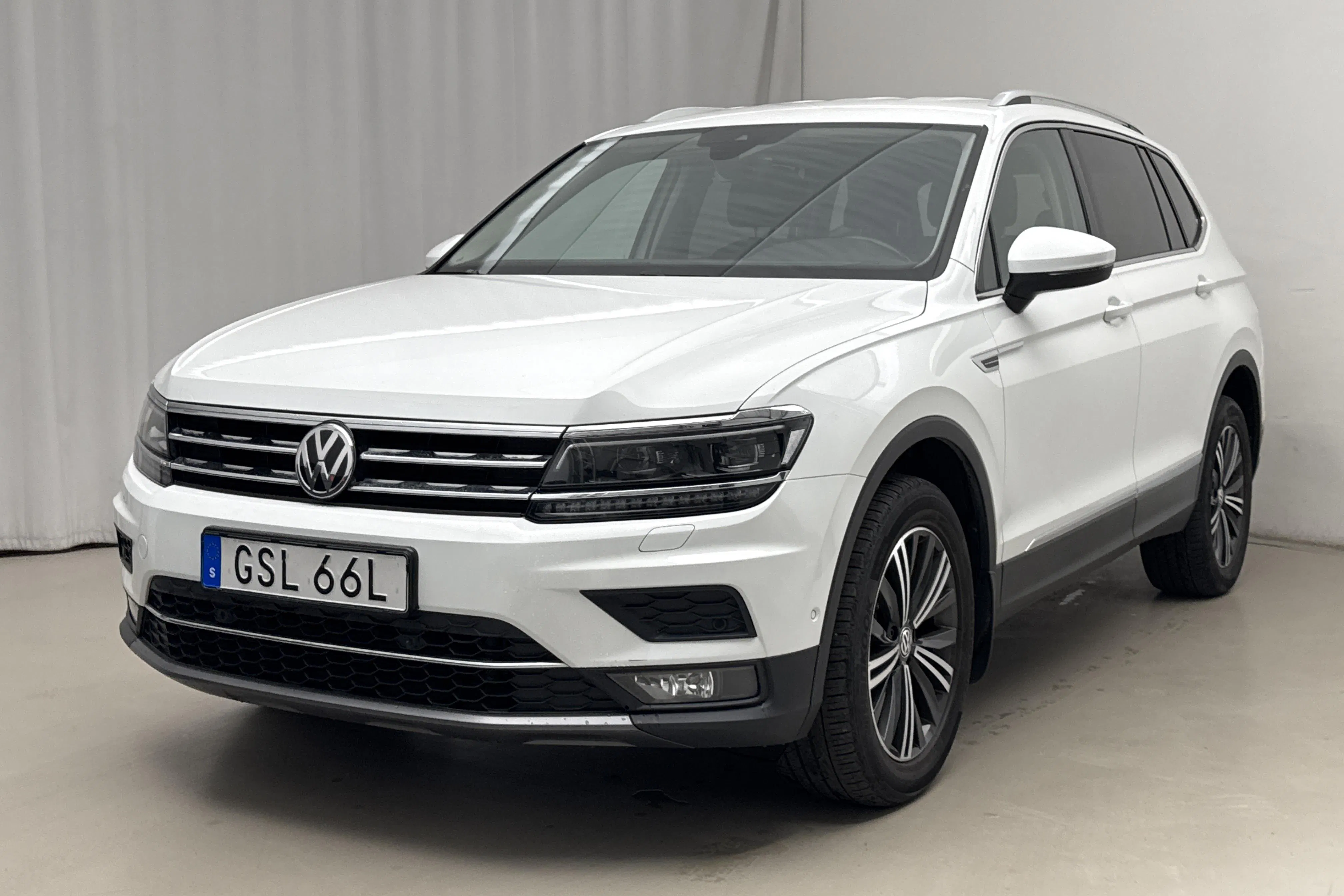 Presentationsfoto 1 av 22: VW Tiguan Allspace 2.0 TDI 4MOTION (190hk) - 10 489 mil - Automat - vit - 2019