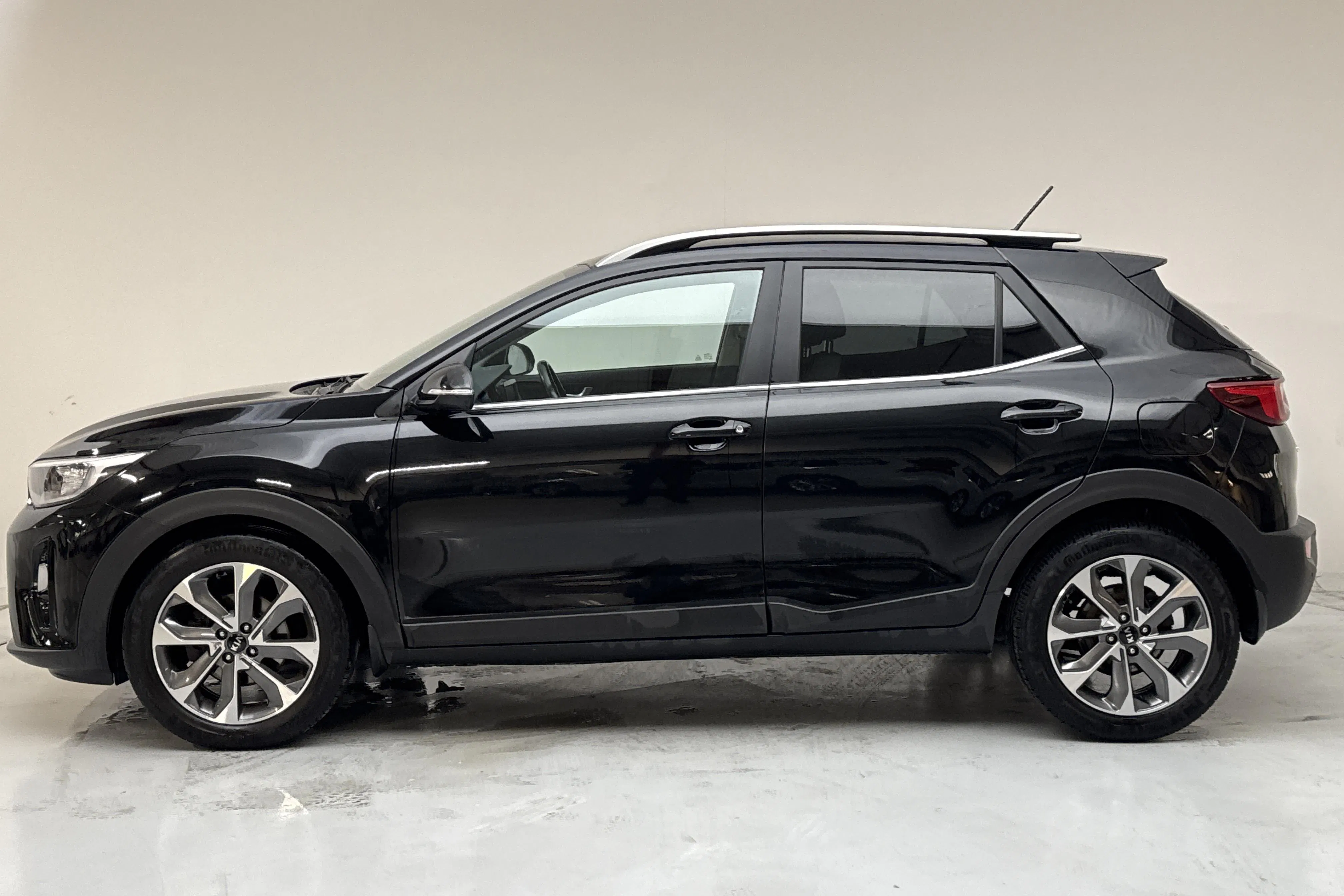 Presentationsfoto 2 av 13: KIA Stonic 1.0 T-GDi (120hk) - 6 549 mil - Automat - svart - 2020