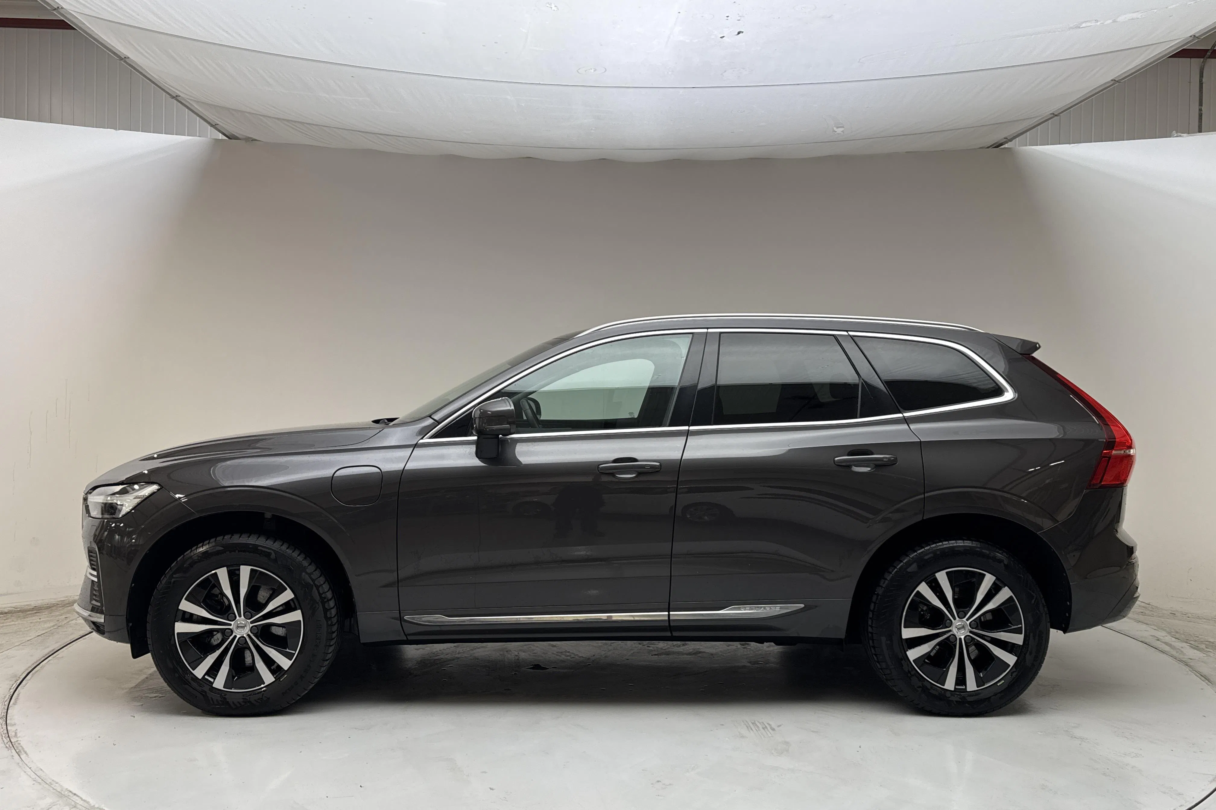 Presentationsfoto 2 av 18: Volvo XC60 T6 AWD Recharge (350hk) - 9 094 mil - Automat - grå - 2022
