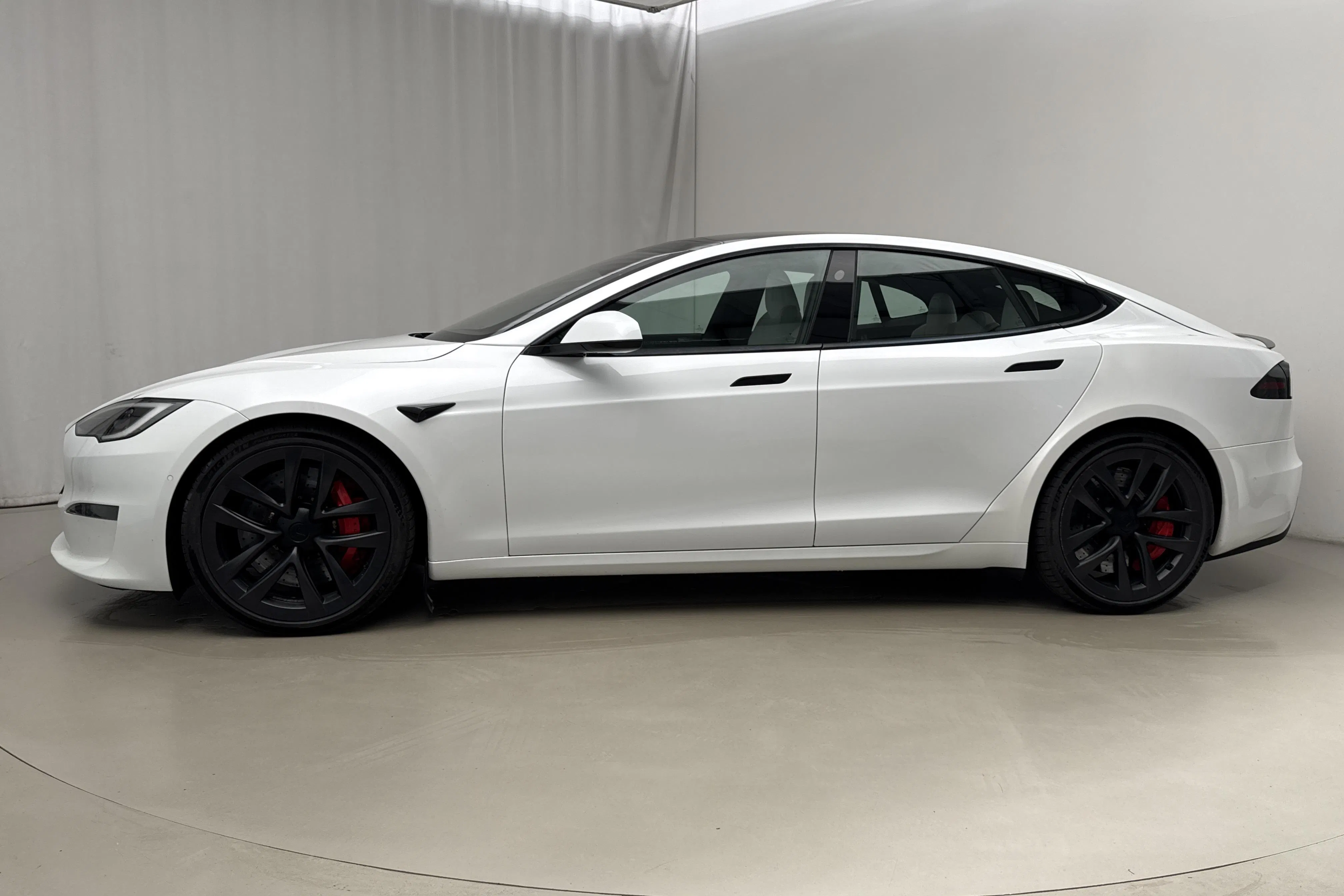 Presentationsfoto 2 av 25: Tesla Model S Plaid AWD - 4 533 mil - Automat - vit - 2023