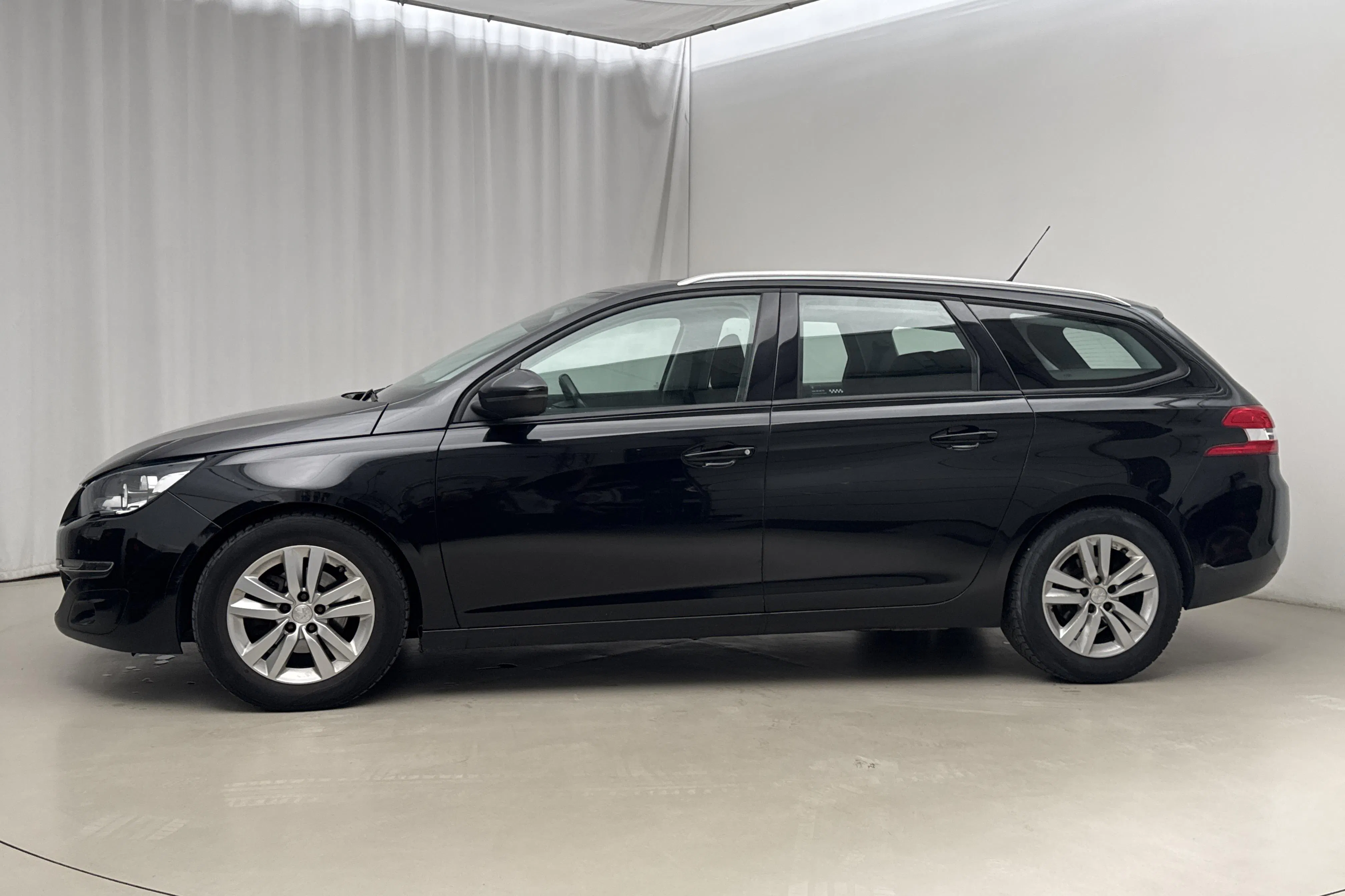 Presentationsfoto 2 av 14: Peugeot 308 SW PureTech (130hk) - 17 361 mil - Automat - svart - 2015