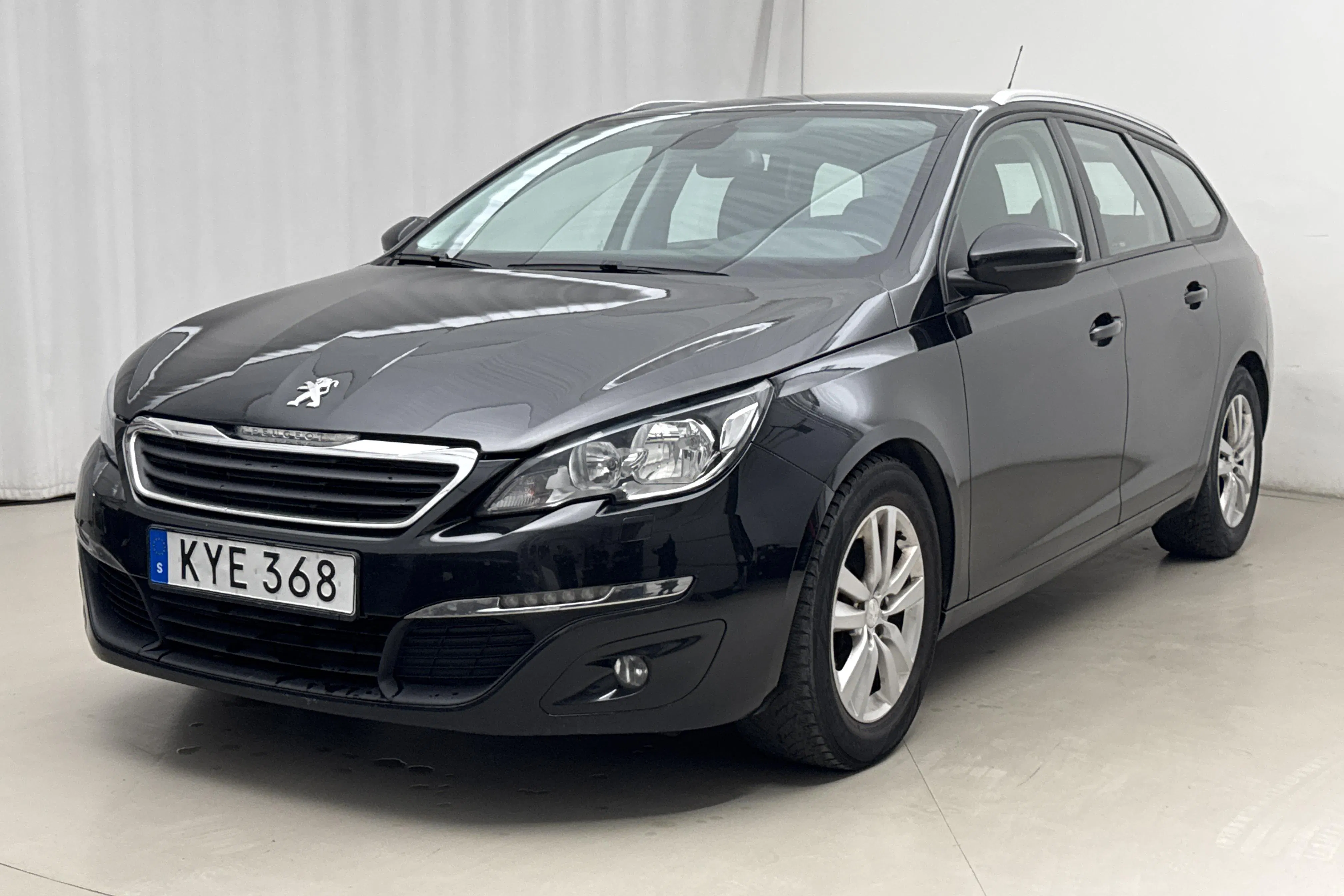Presentationsfoto 1 av 14: Peugeot 308 SW PureTech (130hk) - 17 361 mil - Automat - svart - 2015