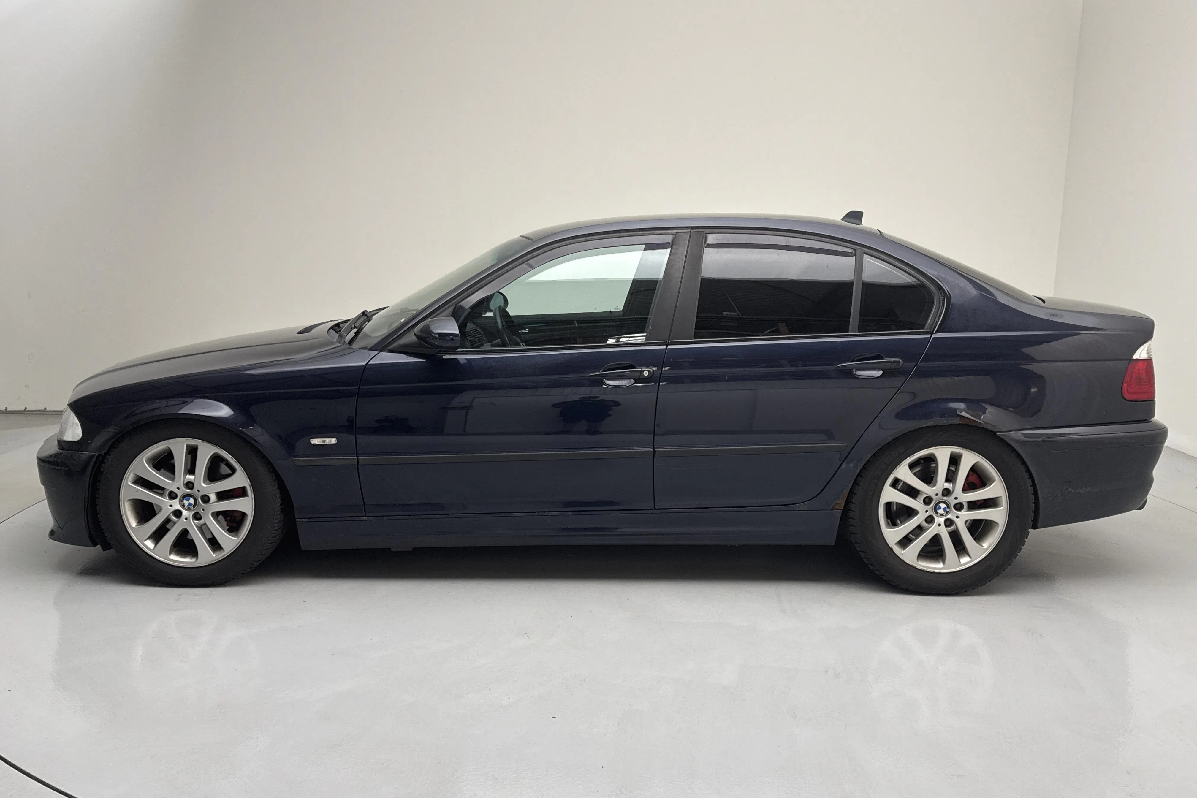 Presentation photo 2 of 11: BMW 330i Sedan, E46 (231hk) - 289 010 km - Automatic - dark blue - 2001