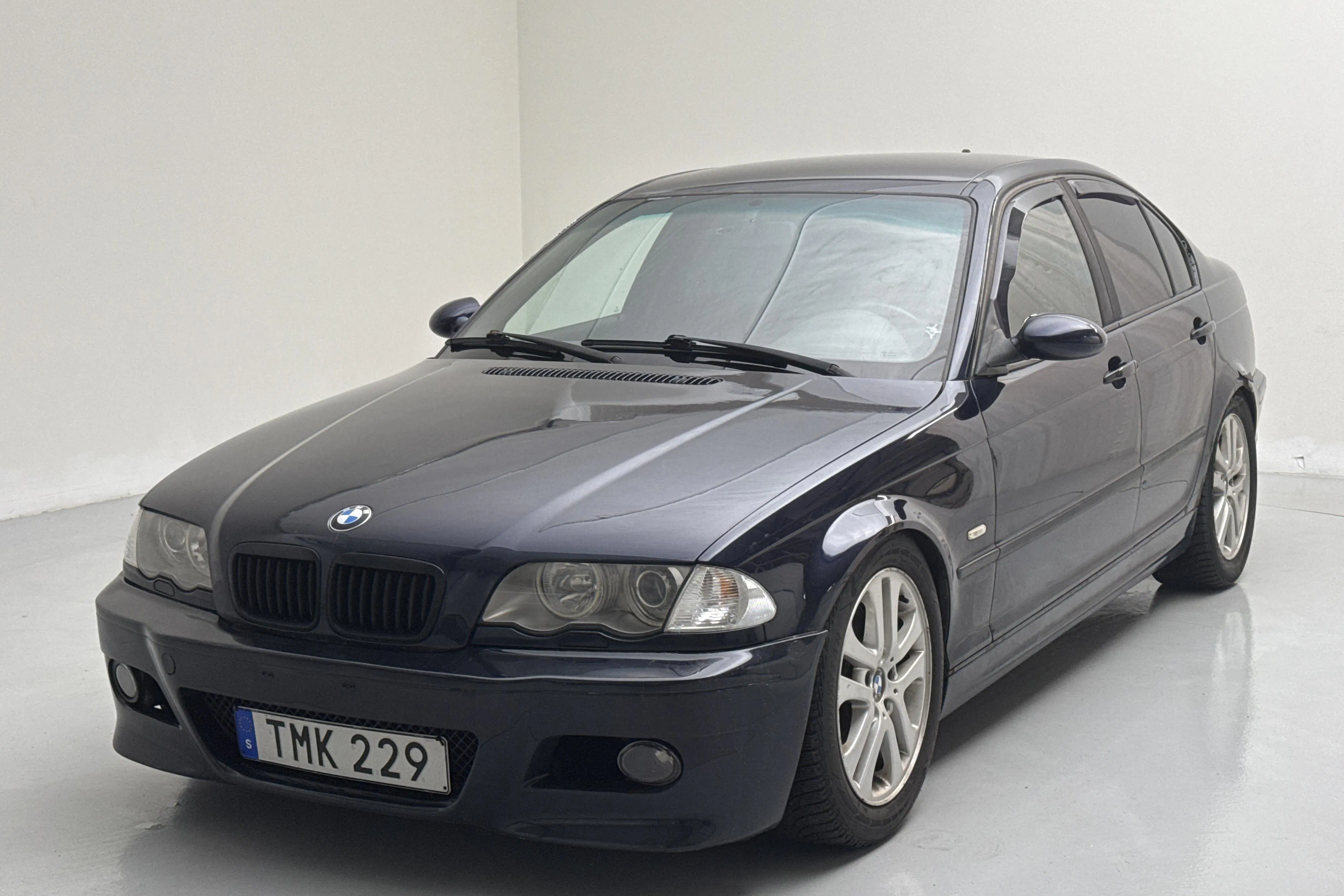 Presentation photo 1 of 11: BMW 330i Sedan, E46 (231hk) - 289 010 km - Automatic - dark blue - 2001
