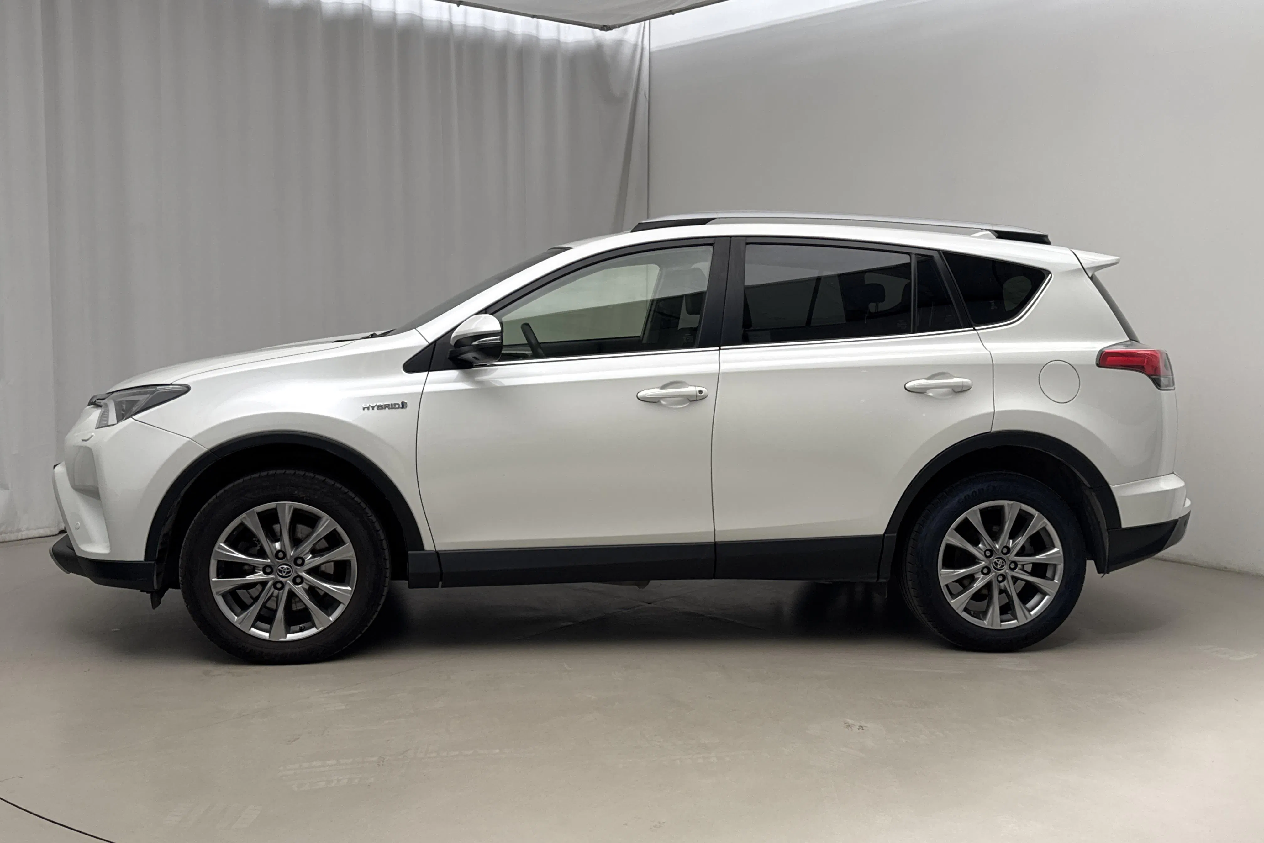 Presentationsfoto 2 av 17: Toyota RAV4 2.5 HSD AWD (197hk) - 13 156 mil - Automat - vit - 2017