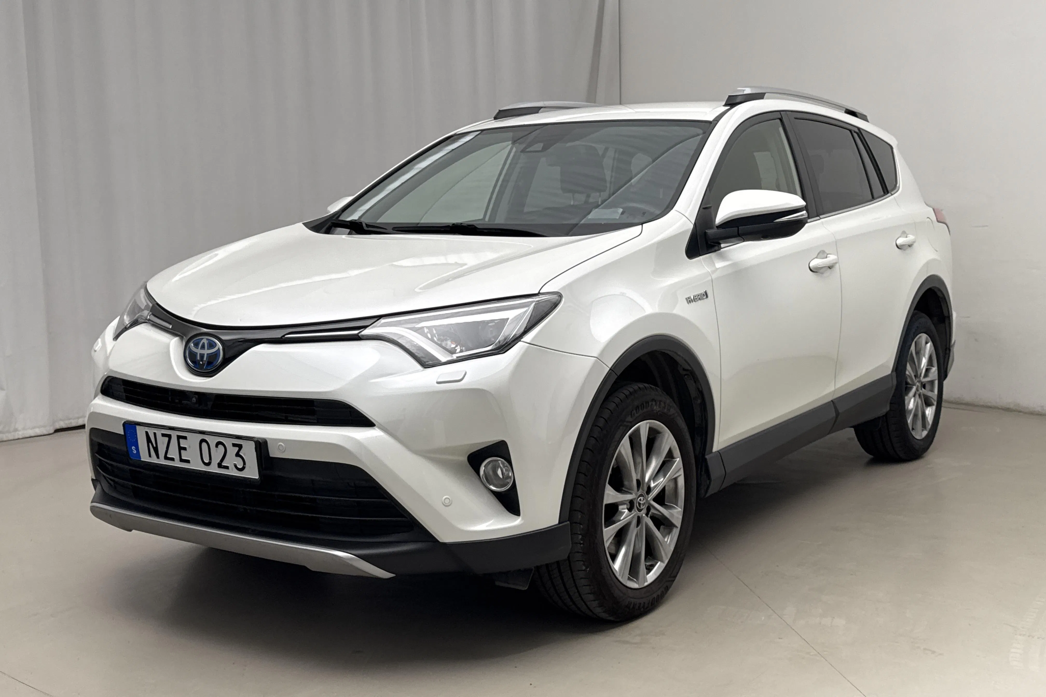Presentationsfoto 1 av 17: Toyota RAV4 2.5 HSD AWD (197hk) - 13 156 mil - Automat - vit - 2017
