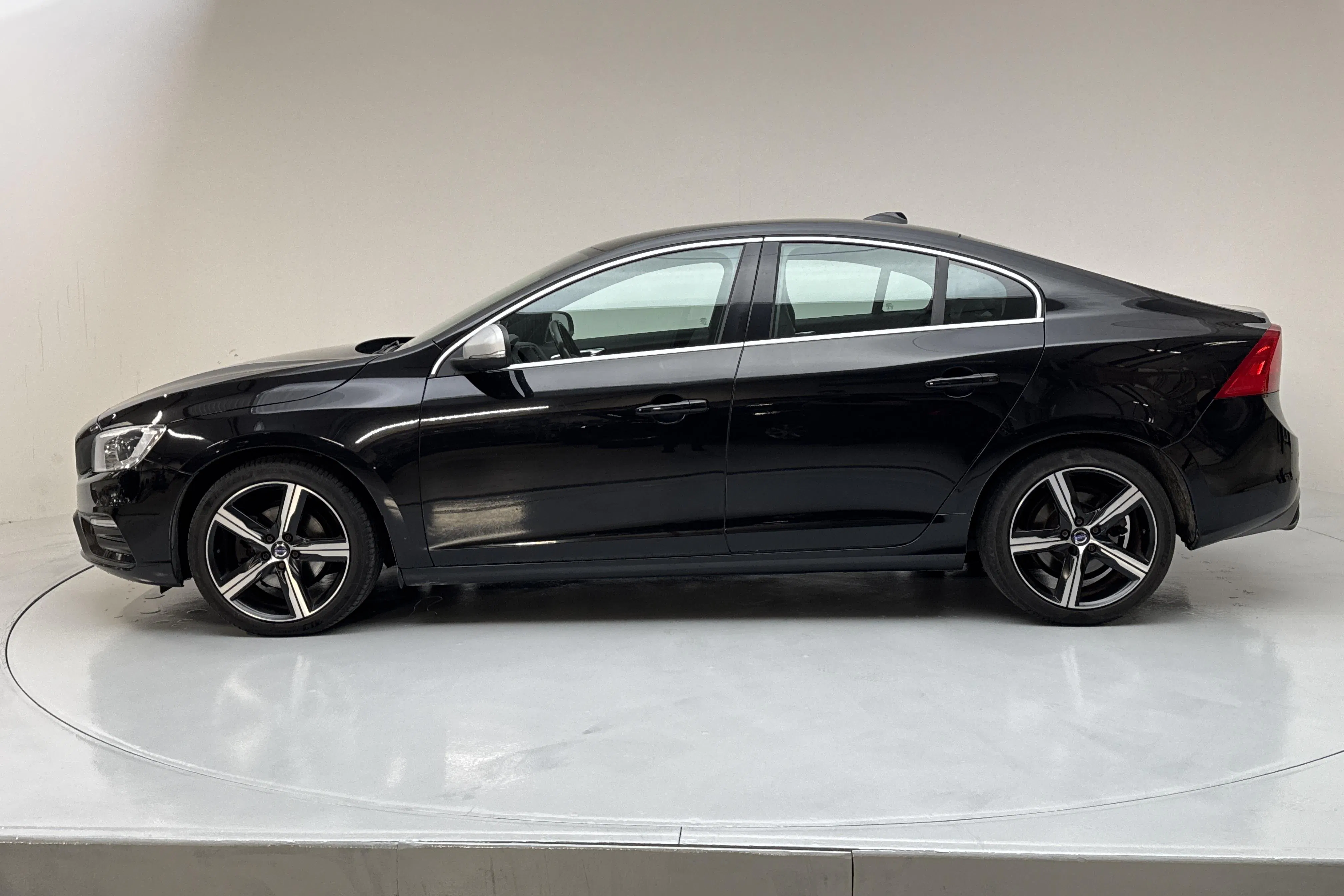 Presentationsfoto 2 av 13: Volvo S60 T3 (152hk) - 9 774 mil - Manuell - svart - 2017
