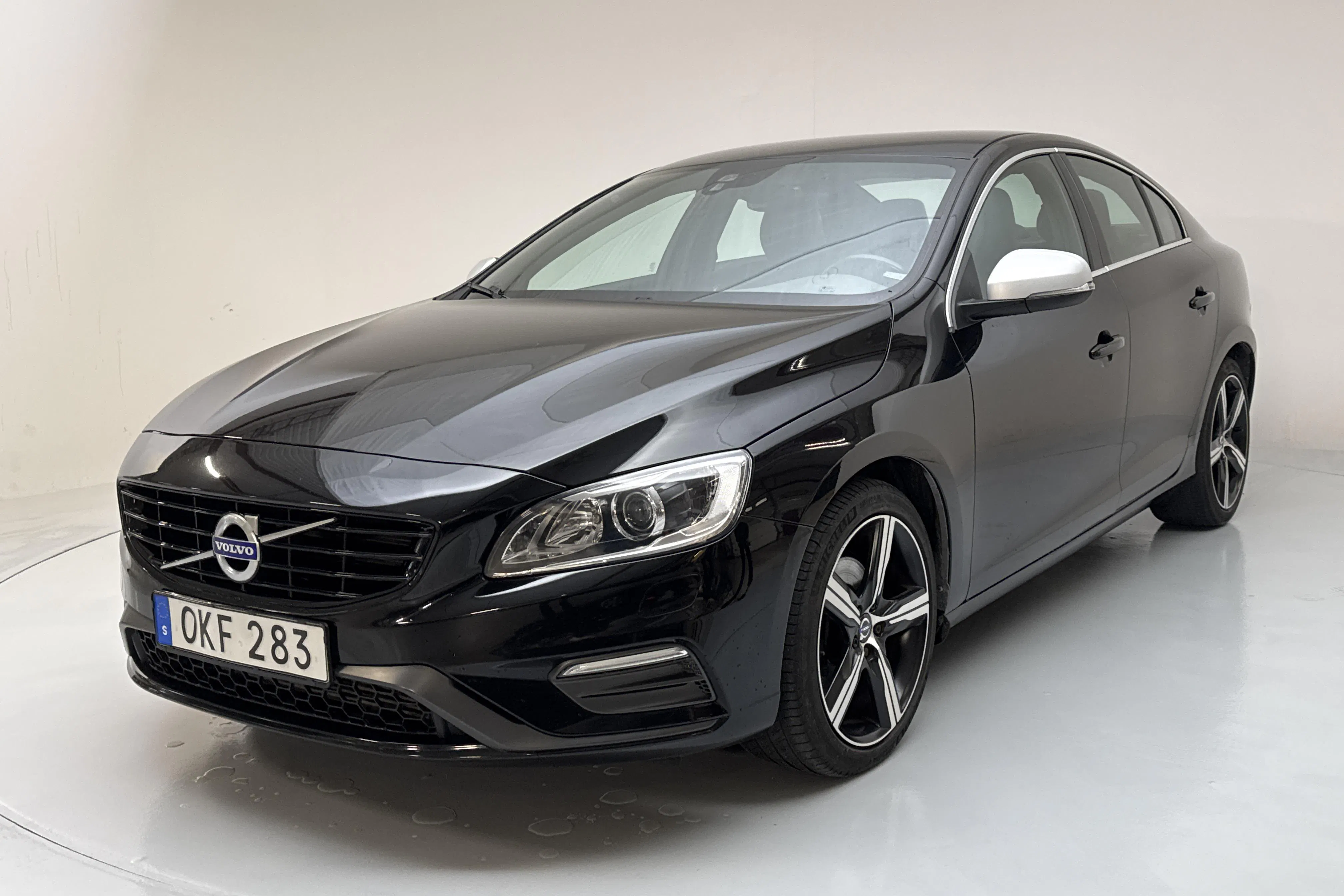 Presentationsfoto 1 av 13: Volvo S60 T3 (152hk) - 9 774 mil - Manuell - svart - 2017