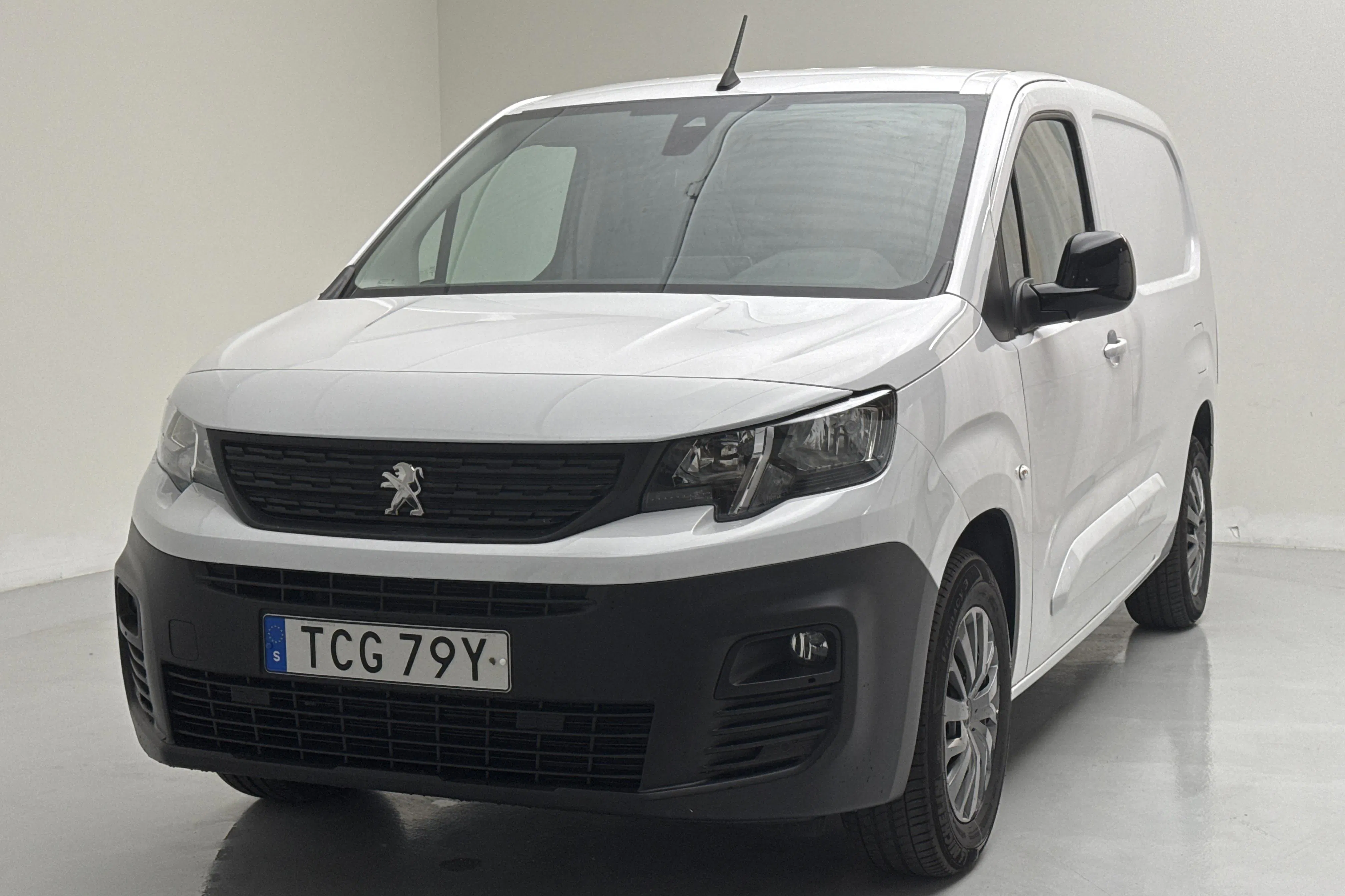 Presentationsfoto 1 av 15: Peugeot e-Partner 50kWh (136hk) - 785 mil - Automat - vit - 2023