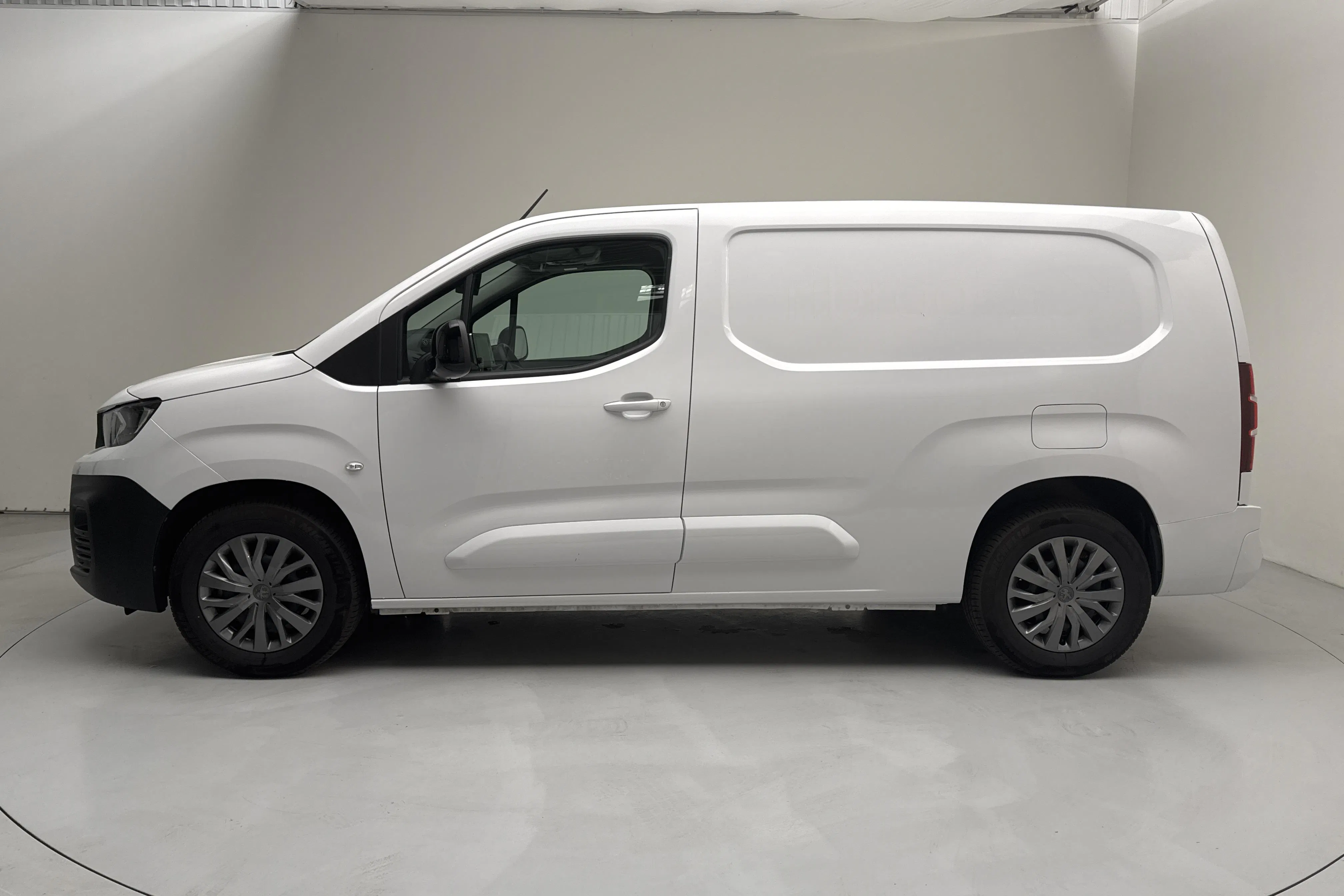 Presentationsfoto 2 av 15: Peugeot e-Partner 50kWh (136hk) - 785 mil - Automat - vit - 2023