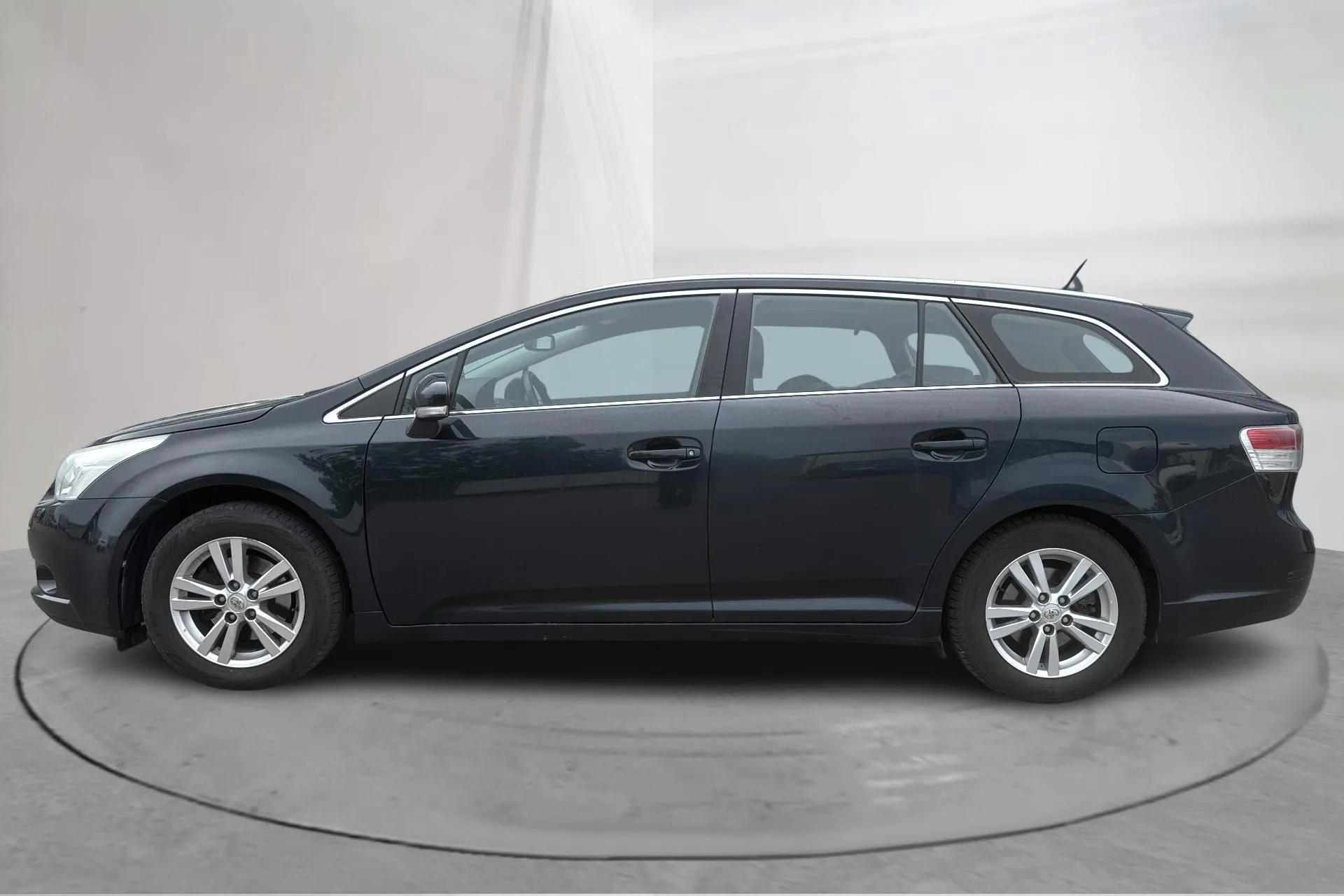 Presentationsfoto 2 av 16: Toyota Avensis 2.0 Kombi (152hk) - 28 895 mil - Automat - Dark Blue - 2010