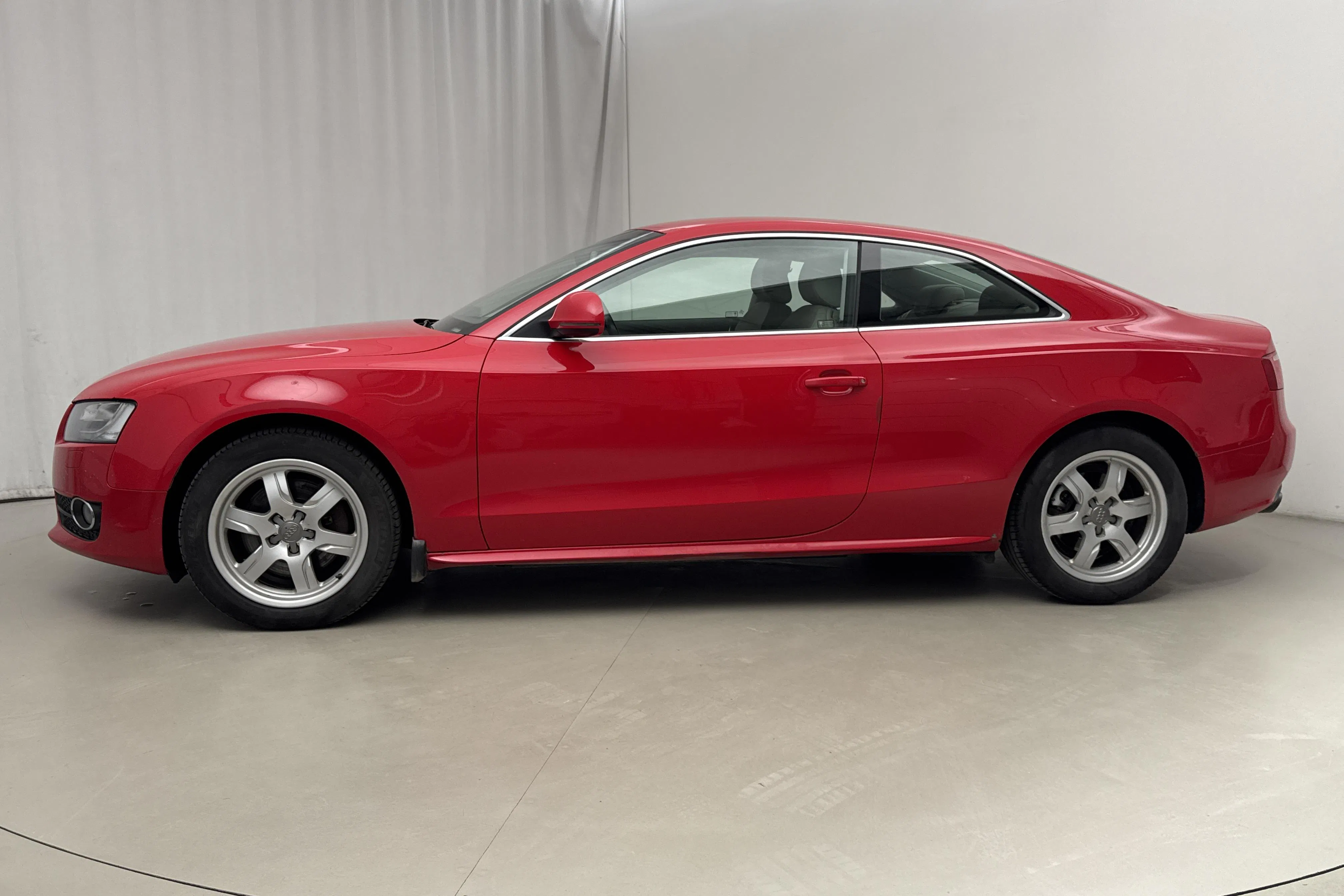 Presentationsfoto 2 av 15: Audi A5 3.0 TDI quattro (240hk) - 23 524 mil - Manuell - röd - 2009