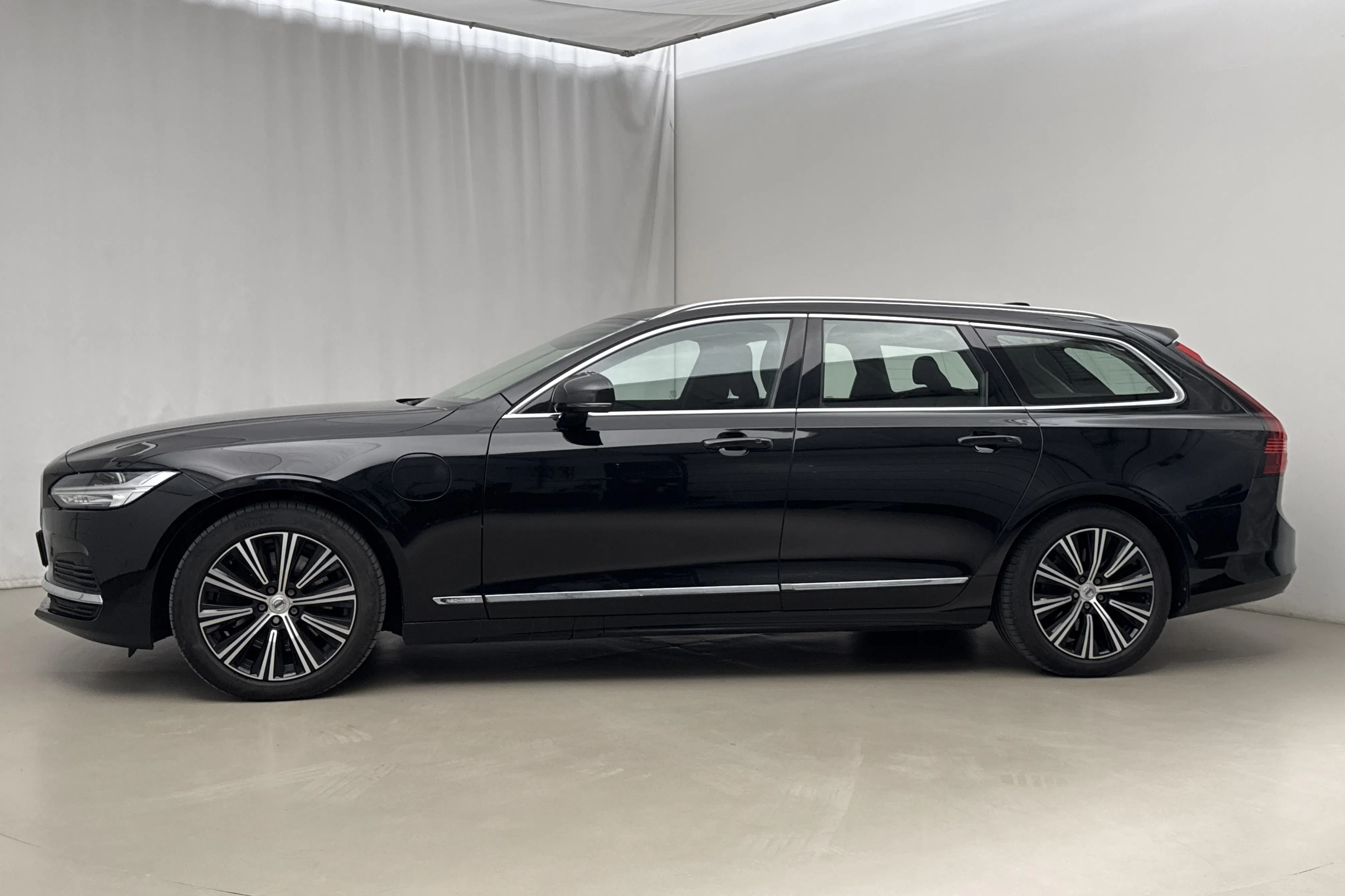 Presentationsfoto 2 av 22: Volvo V90 T6 AWD Twin Engine (340hk) - 9 417 mil - Automat - svart - 2022