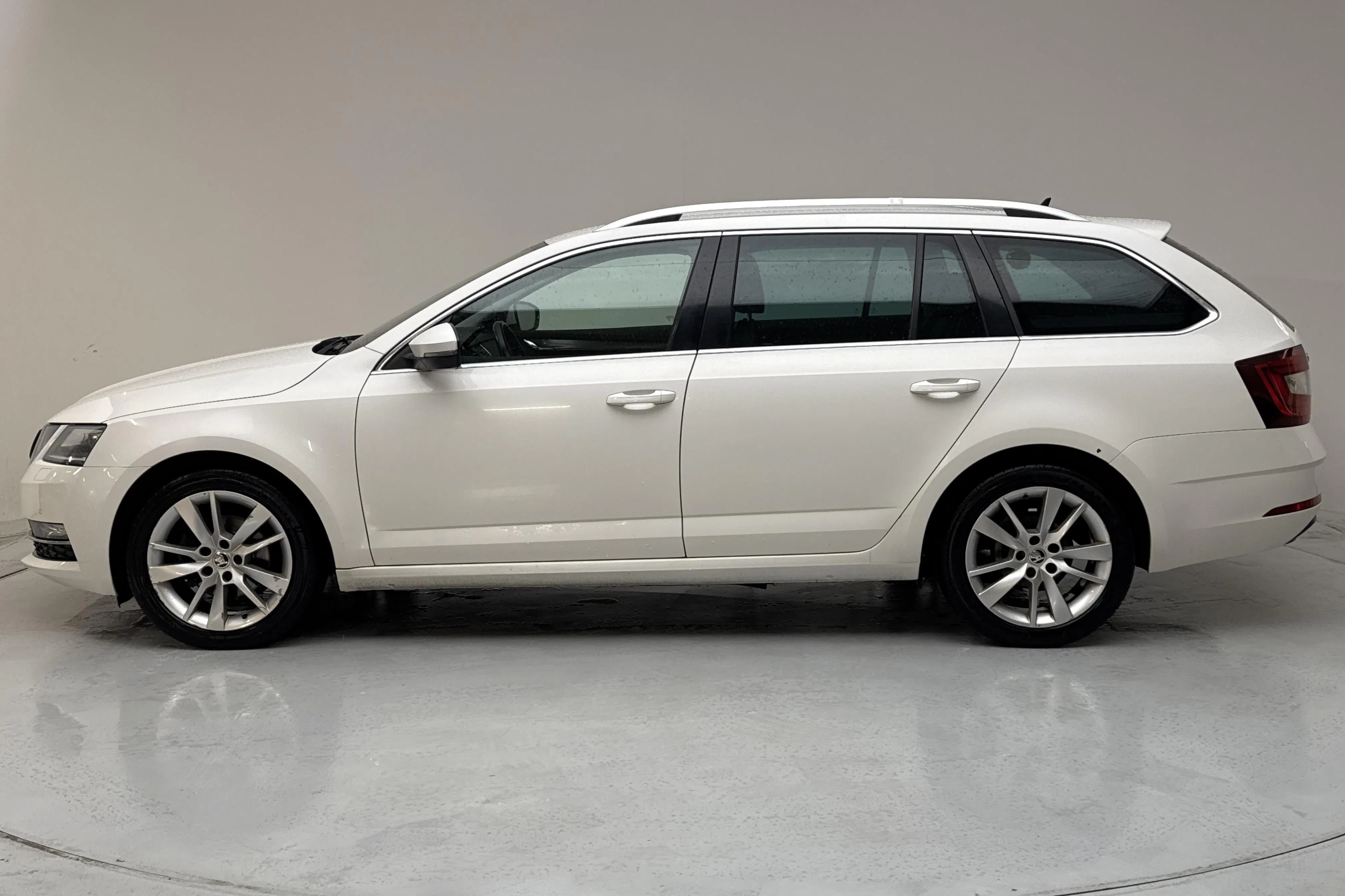 Presentation photo 2 of 14: Skoda Octavia III 1.5 TSI G-TEC Combi (130hk) - 203 570 km - Automatic - white - 2020