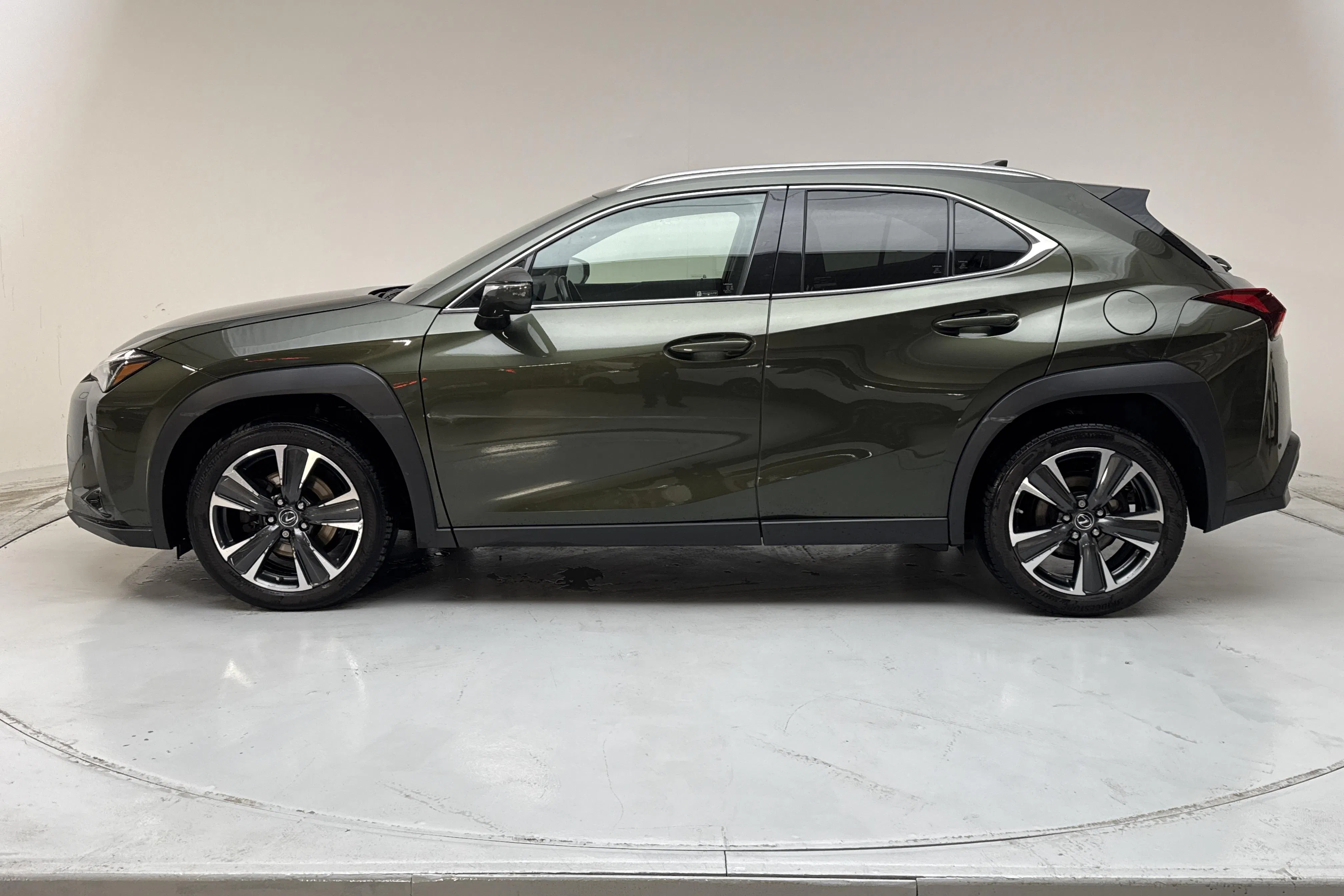 Presentationsfoto 2 av 15: Lexus UX 250h (184hk) - 9 324 mil - Automat - grön - 2023