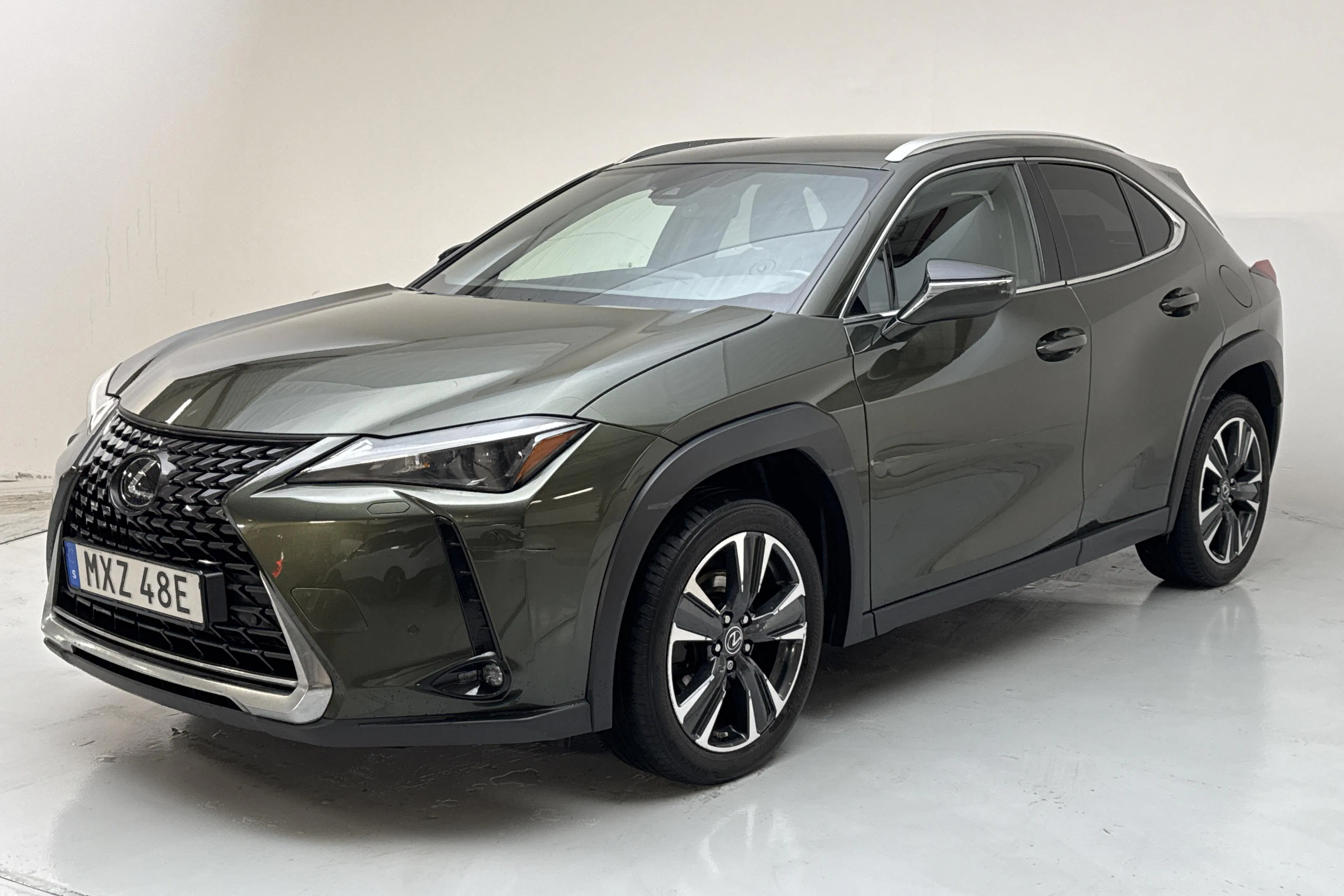 Presentationsfoto 1 av 15: Lexus UX 250h (184hk) - 9 324 mil - Automat - grön - 2023