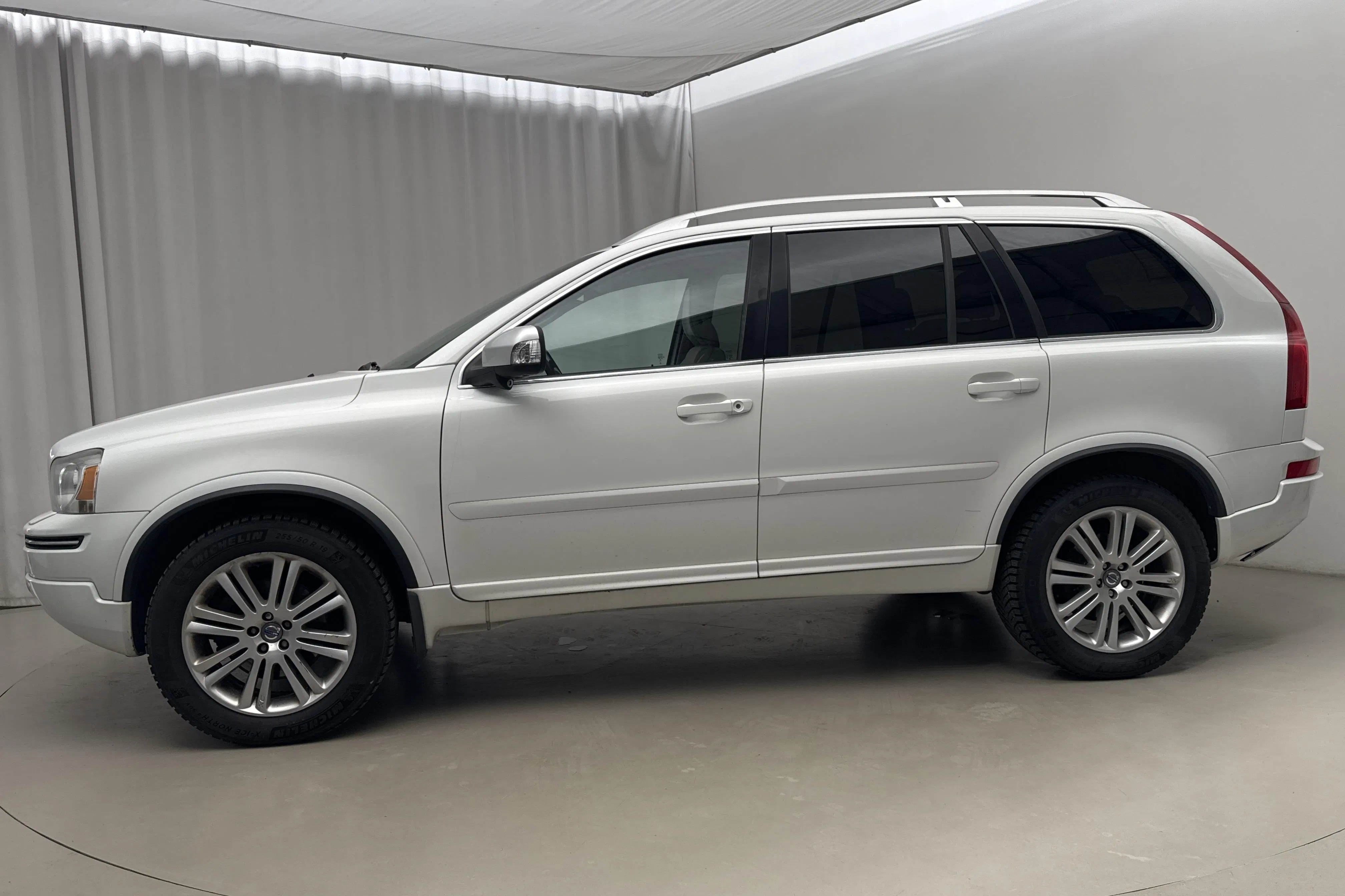 Zdjęcie prezentacyjne 2 z 19: Volvo XC90 D5 AWD (200hk) - 143 700 km - Automatyczna - biały - 2014