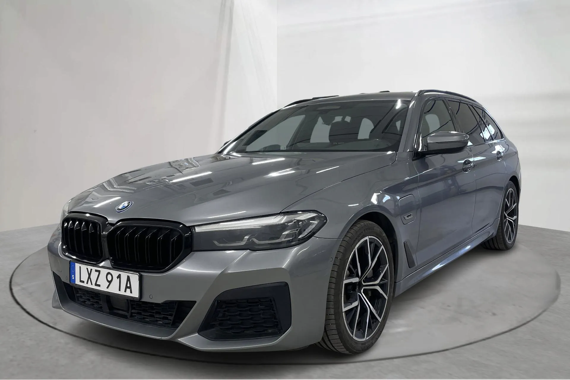 Presentationsfoto 1 av 20: BMW 530e xDrive Touring, G31 12kWh LCI (292hk) - 12 957 mil - Automat - grå - 2023