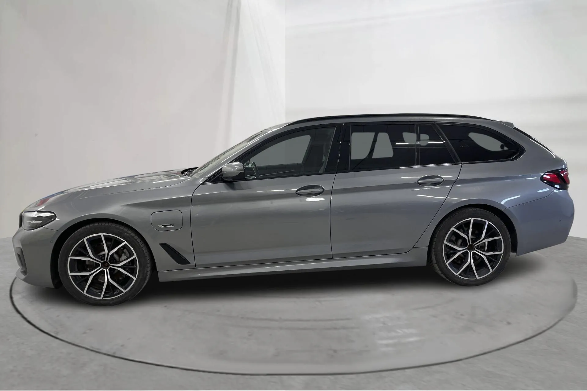 Presentationsfoto 2 av 20: BMW 530e xDrive Touring, G31 12kWh LCI (292hk) - 12 957 mil - Automat - grå - 2023