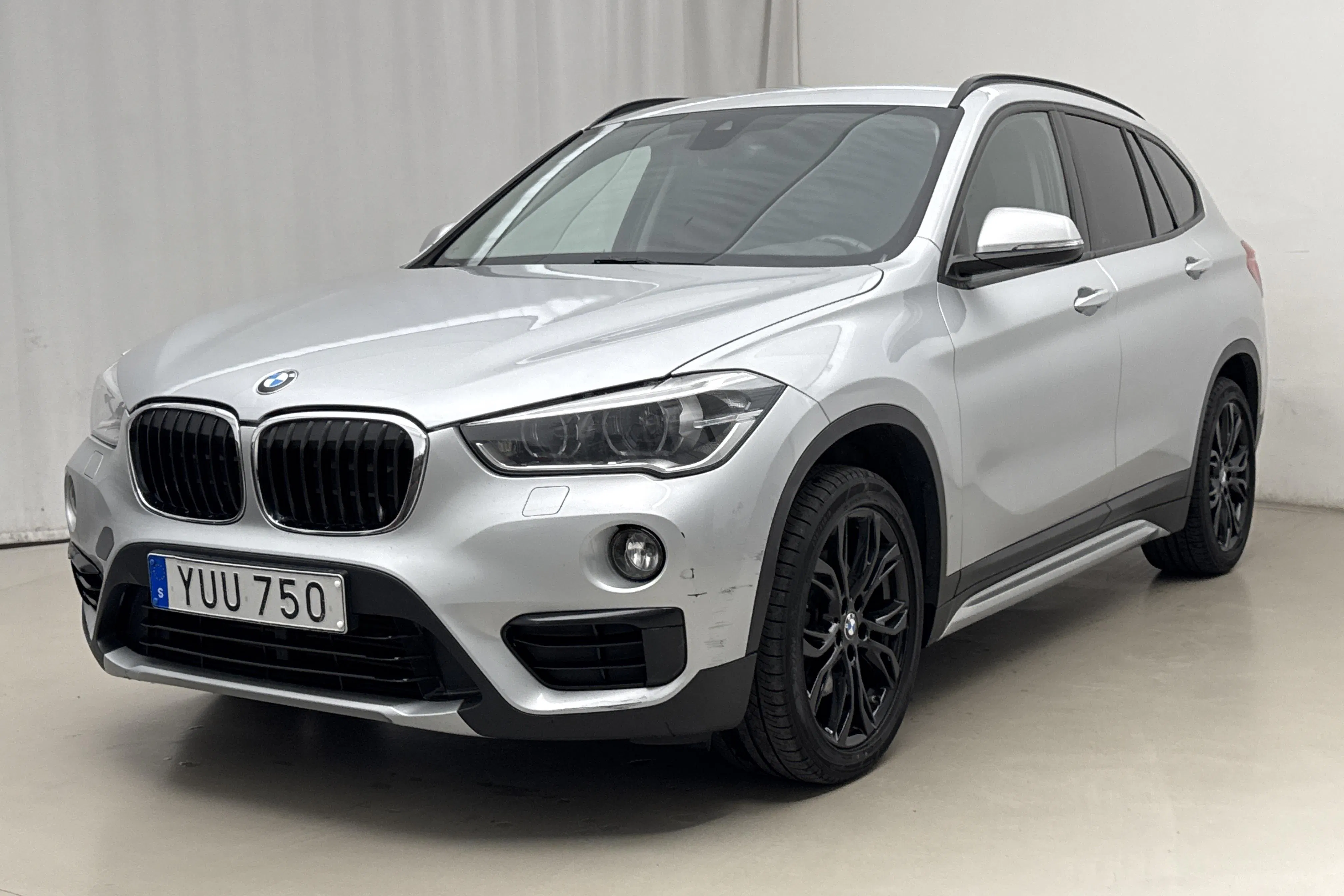 Presentationsfoto 1 av 17: BMW X1 xDrive18d, F48 (150hk) - 29 786 mil - Automat - silver - 2018