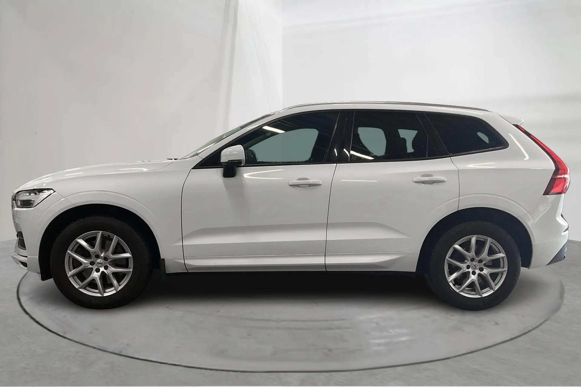 Presentationsfoto 2 av 17: Volvo XC60 D4 AWD (190hk) - 17 682 mil - Automat - vit - 2019