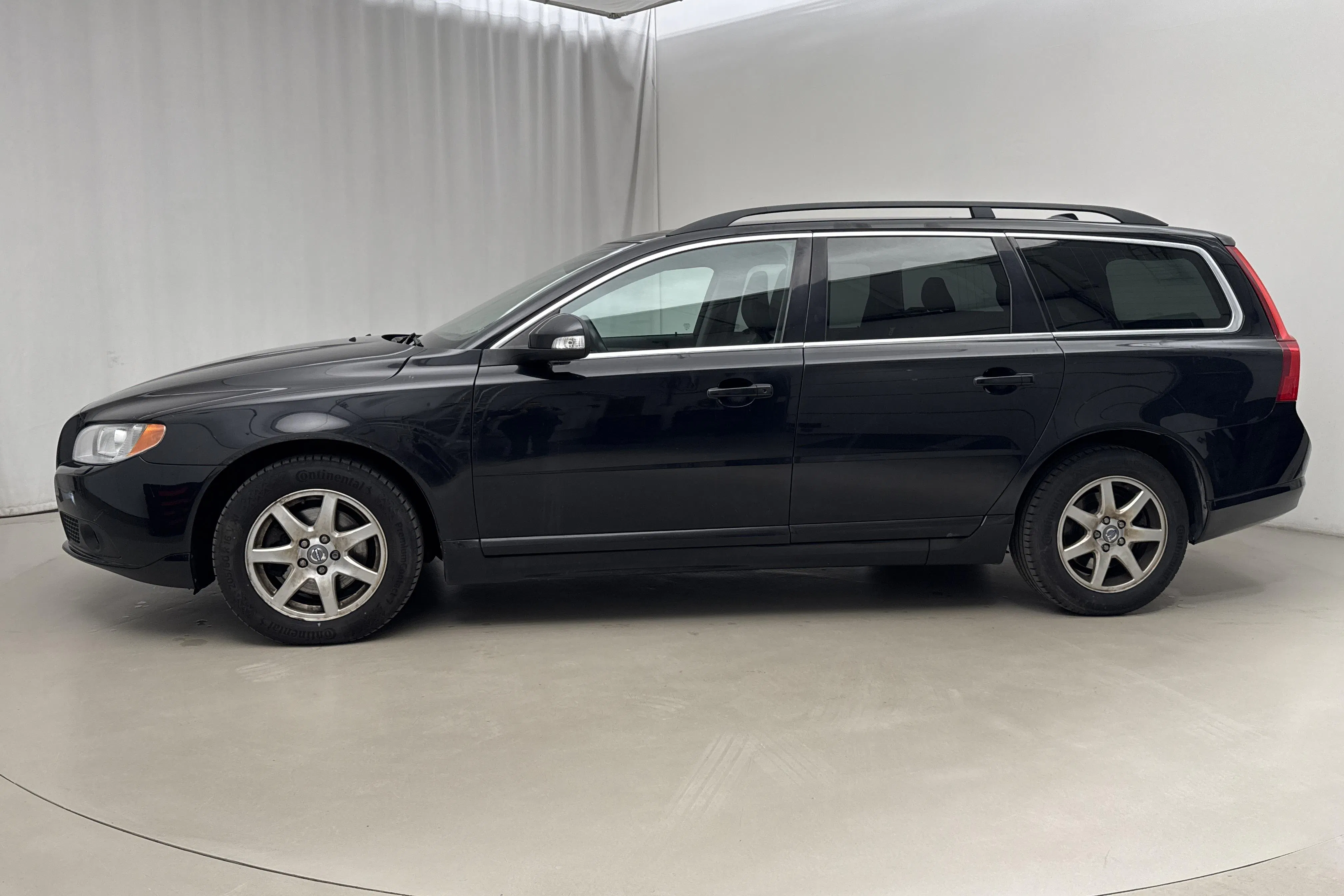 Presentationsfoto 2 av 16: Volvo V70 II 2.4D (175hk) - 21 256 mil - Manuell - svart - 2010