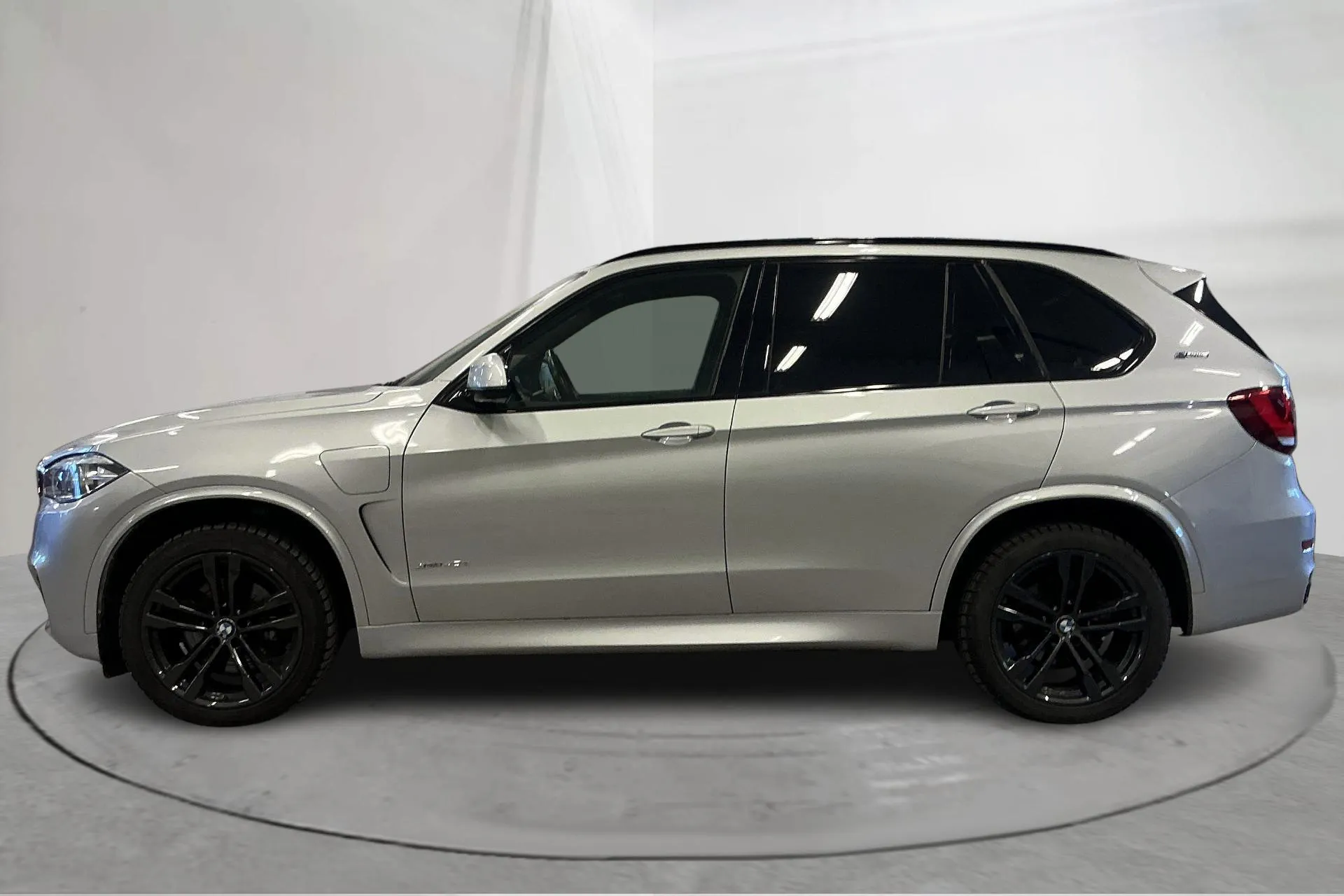 Presentationsfoto 2 av 19: BMW X5 xDrive40e, F15 (313hk) - 12 798 mil - Automat - silver - 2017